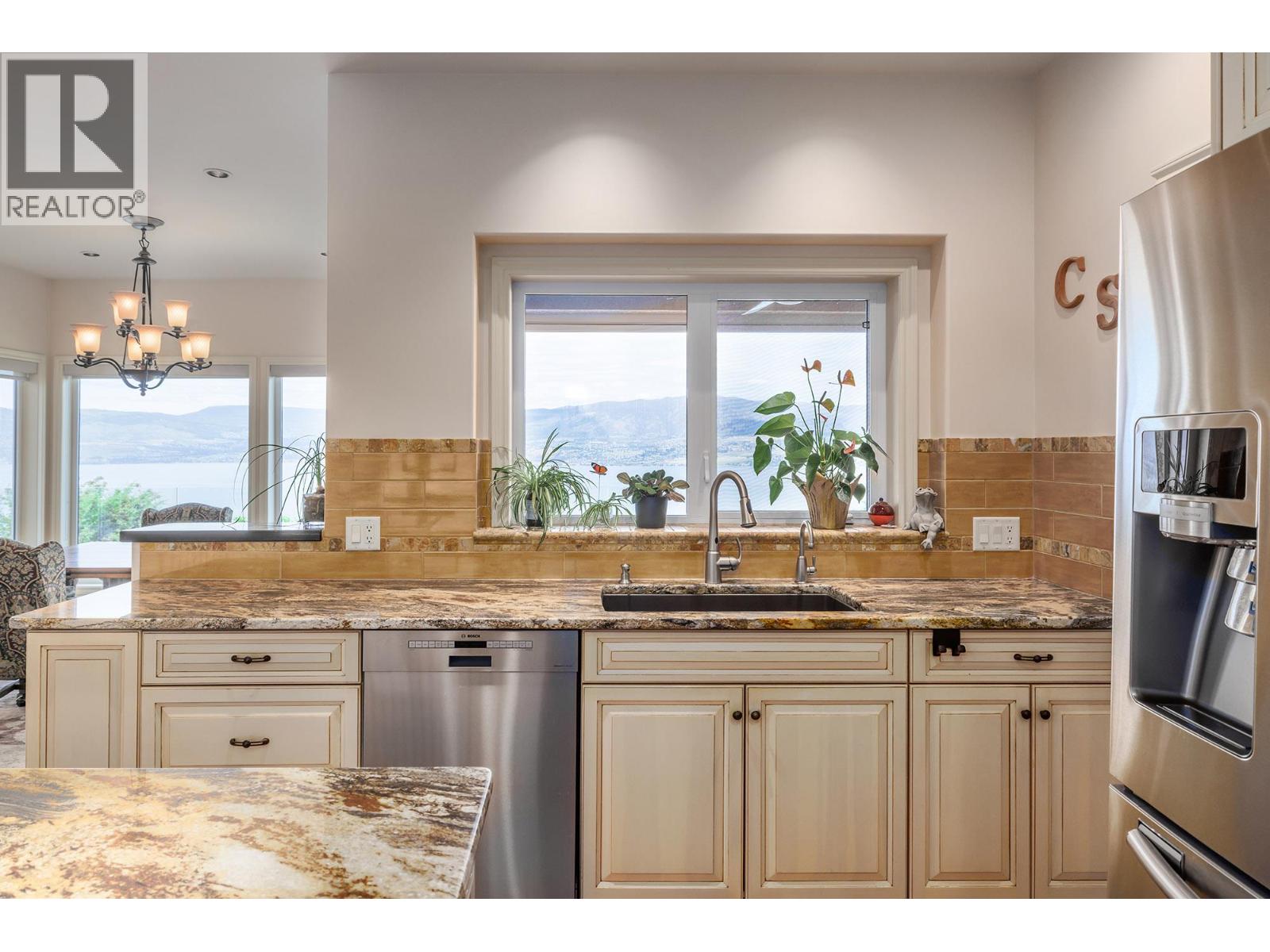 Picture for 370 Sandpiper  Street https://www.cirrealty.ca/reb/bc/8/10364098_9.jpg