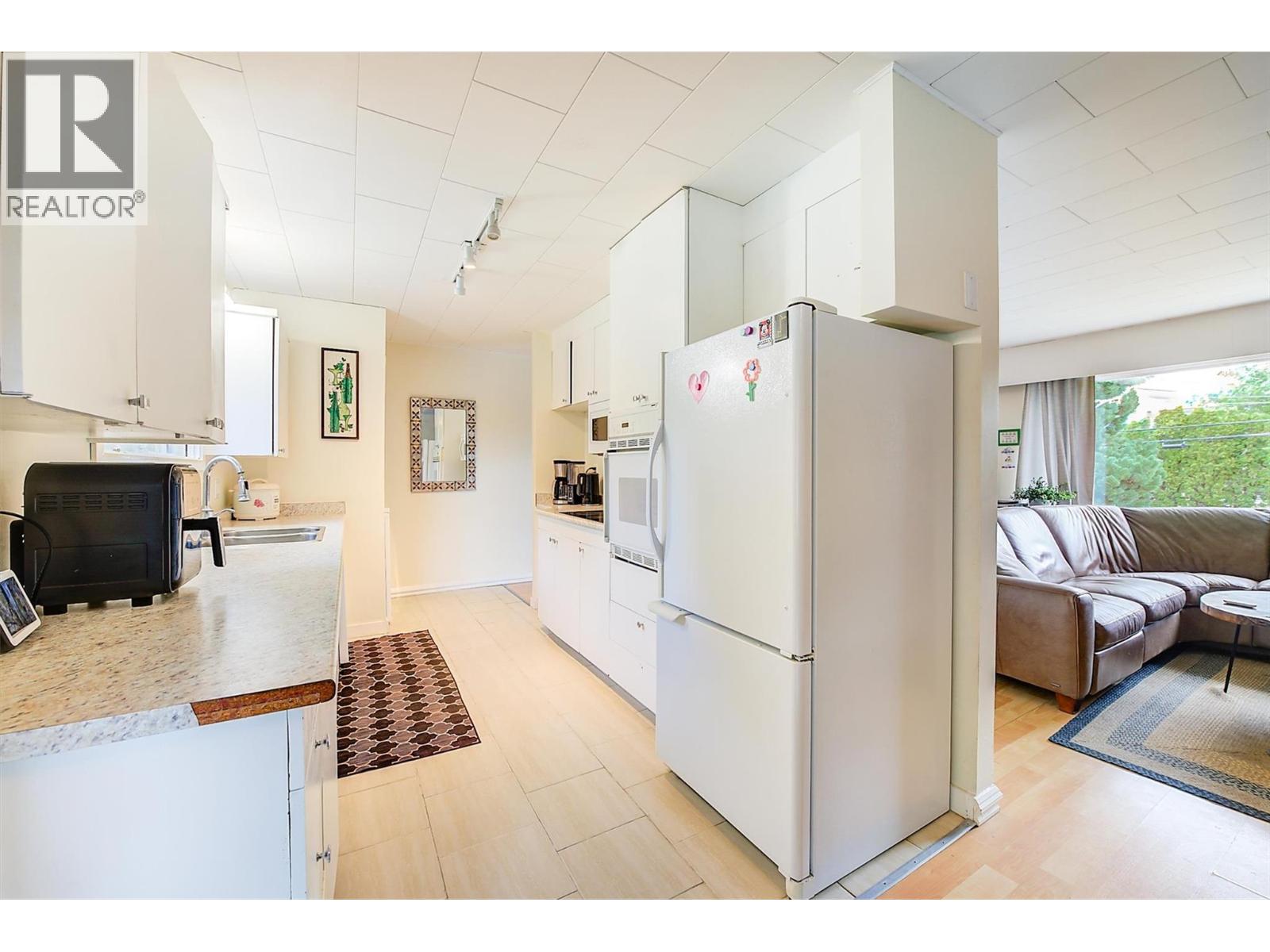 Picture for 184 Snowsell  StreetN https://www.cirrealty.ca/reb/bc/8/10364578_35.jpg