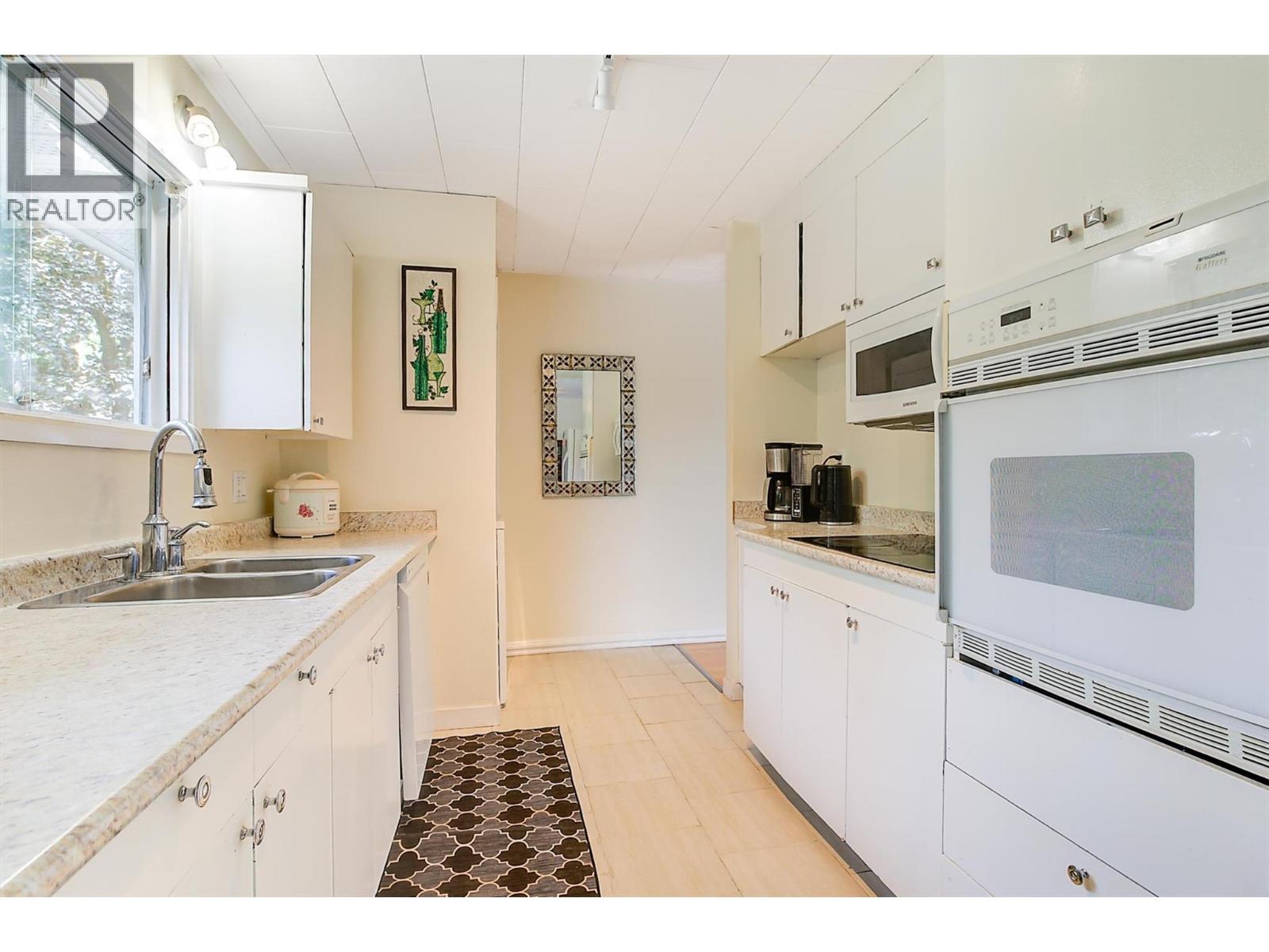 Picture for 184 Snowsell  StreetN https://www.cirrealty.ca/reb/bc/8/10364578_37.jpg