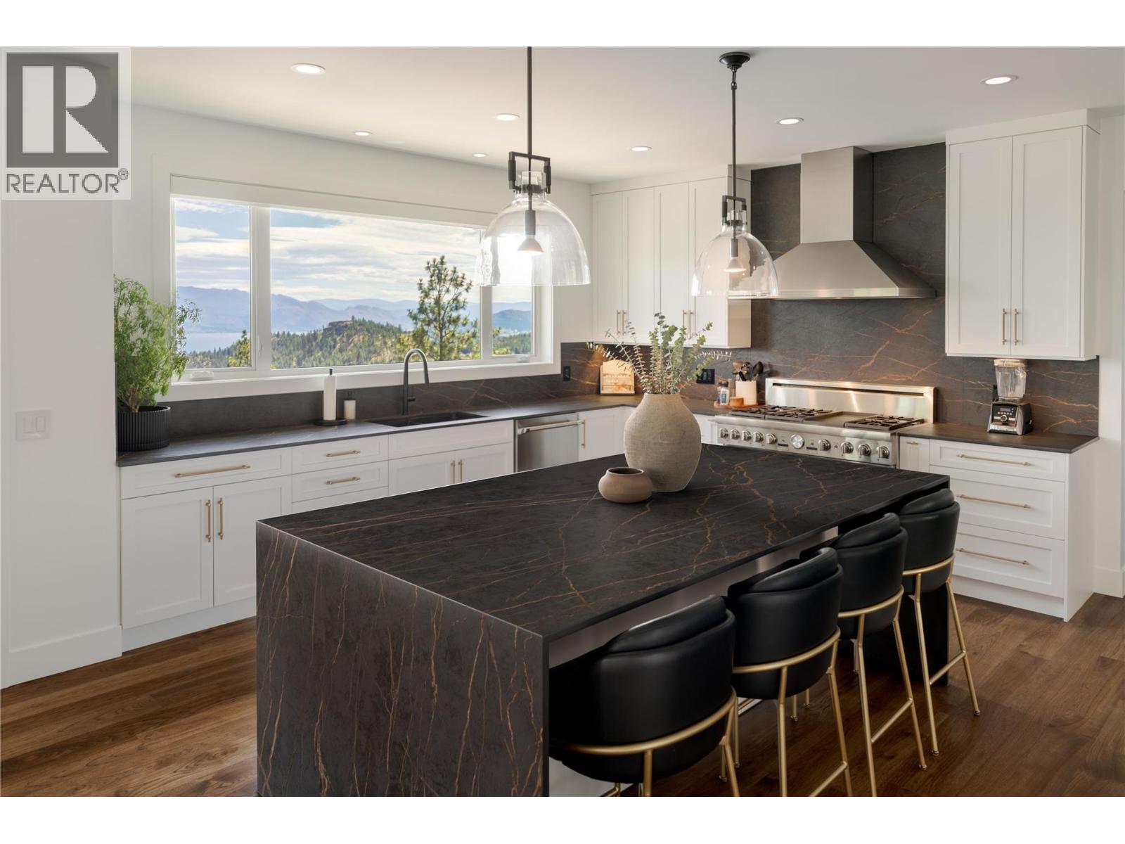 Picture for 172 Skyland  Drive https://www.cirrealty.ca/reb/bc/8/10364708_10.jpg