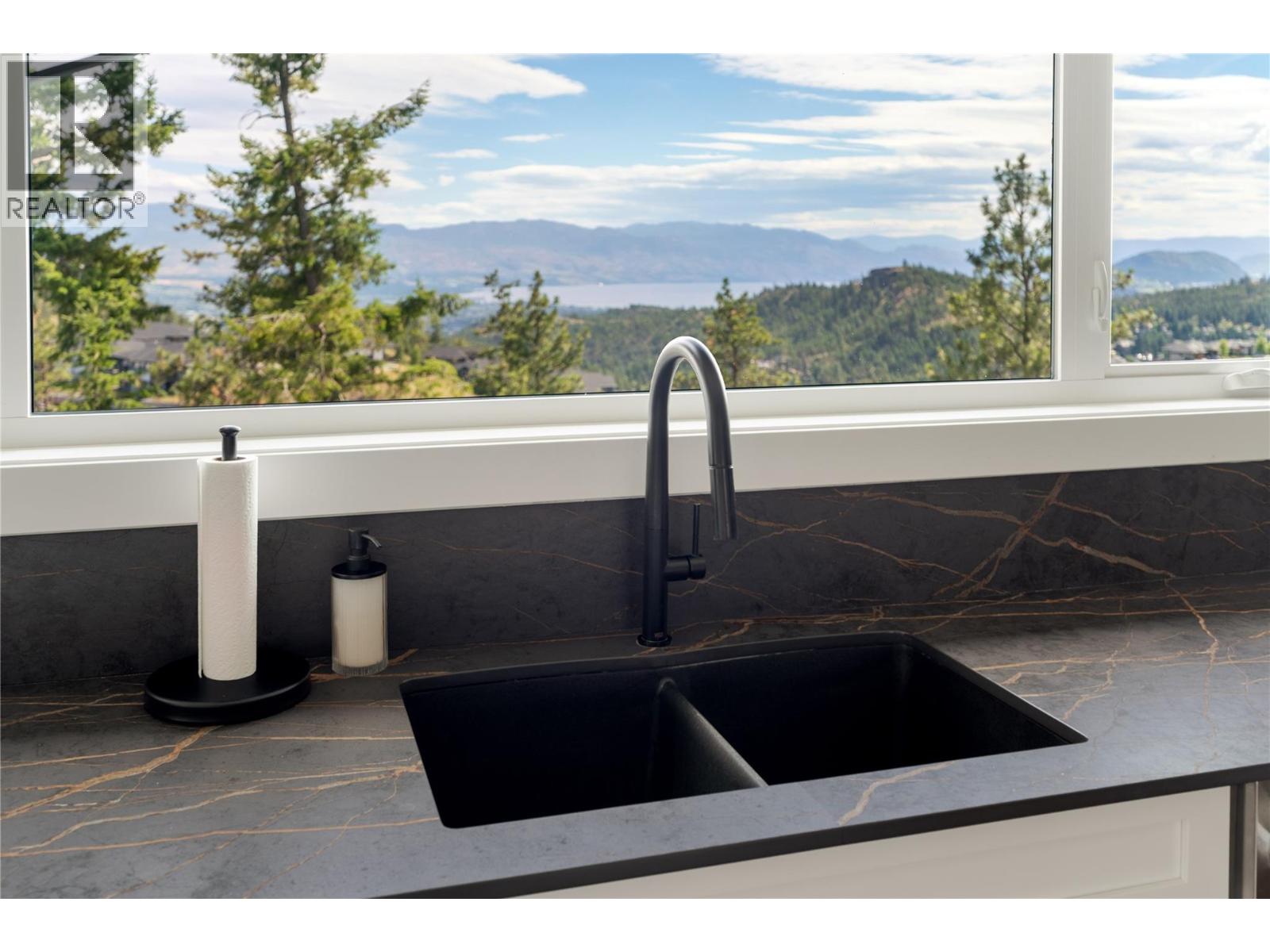 Picture for 172 Skyland  Drive https://www.cirrealty.ca/reb/bc/8/10364708_12.jpg