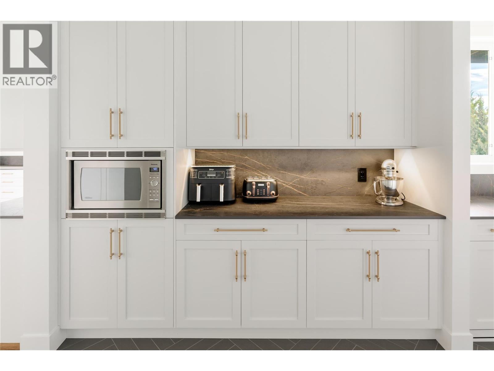 Picture for 172 Skyland  Drive https://www.cirrealty.ca/reb/bc/8/10364708_28.jpg