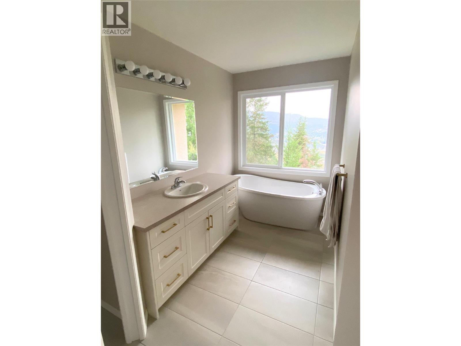 Picture for Unit #14, 2300 Silver  Place https://www.cirrealty.ca/reb/bc/8/10365118_10.jpg