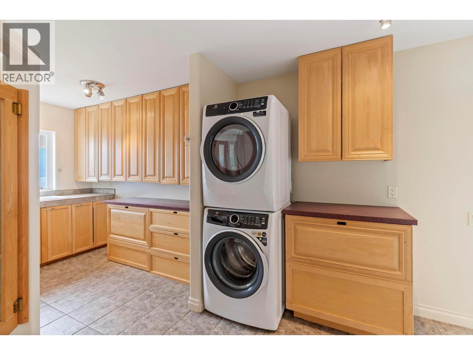 Picture for 1569 Gregory  Road https://www.cirrealty.ca/reb/bc/8/10365258_29.jpg