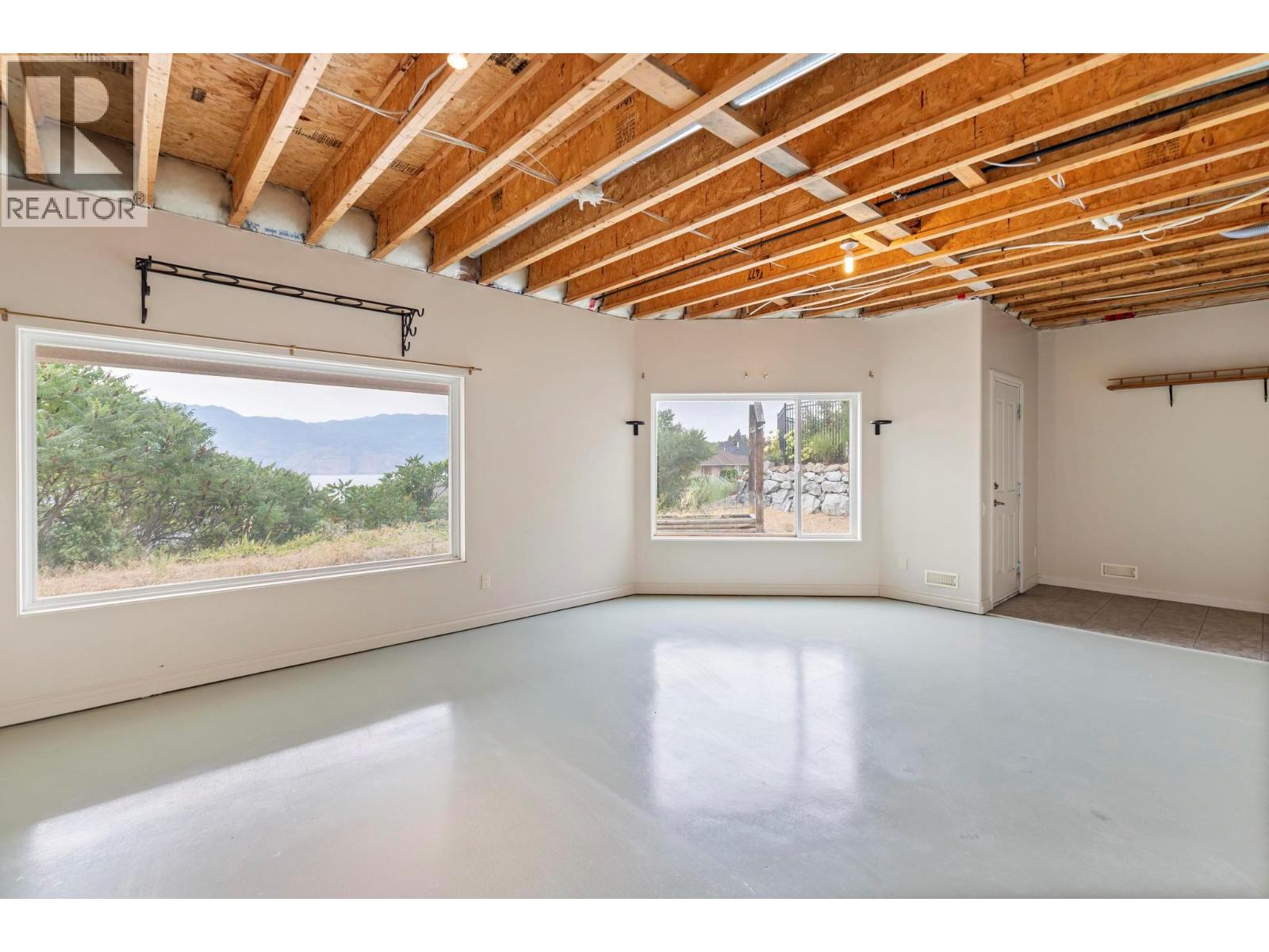 Picture for 1569 Gregory  Road https://www.cirrealty.ca/reb/bc/8/10365258_39.jpg