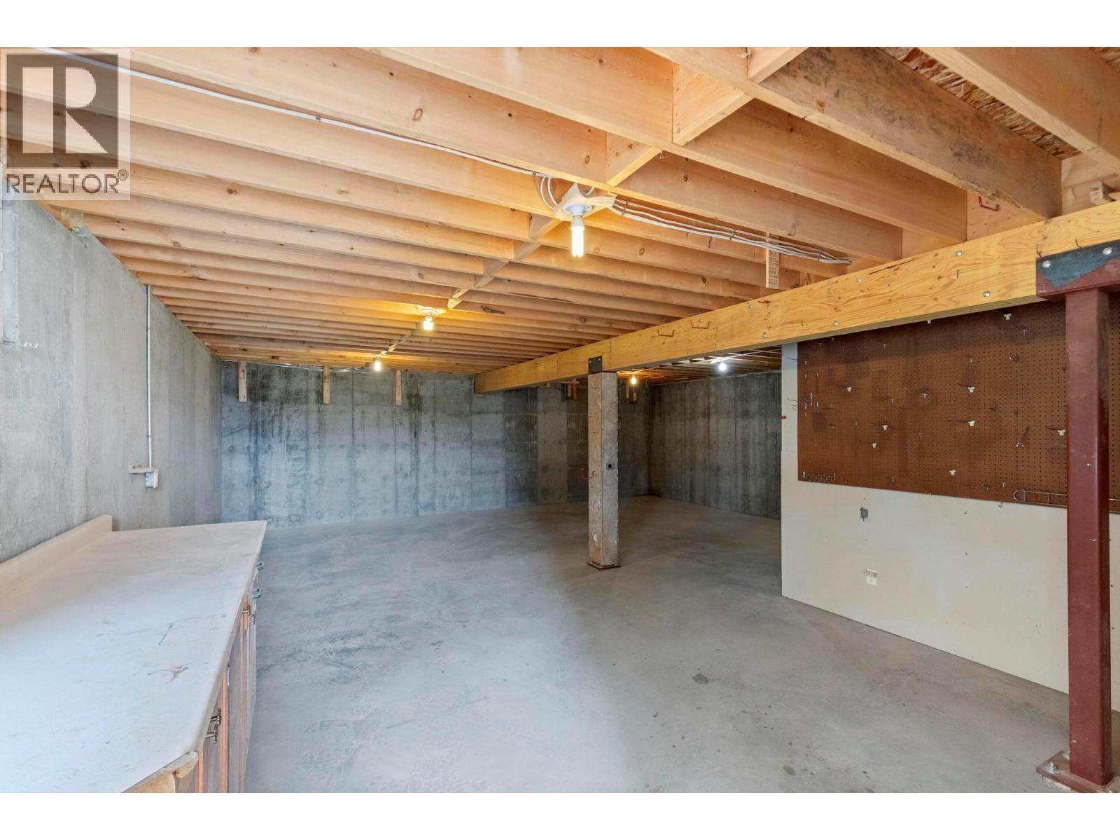 Picture for 1569 Gregory  Road https://www.cirrealty.ca/reb/bc/8/10365258_42.jpg