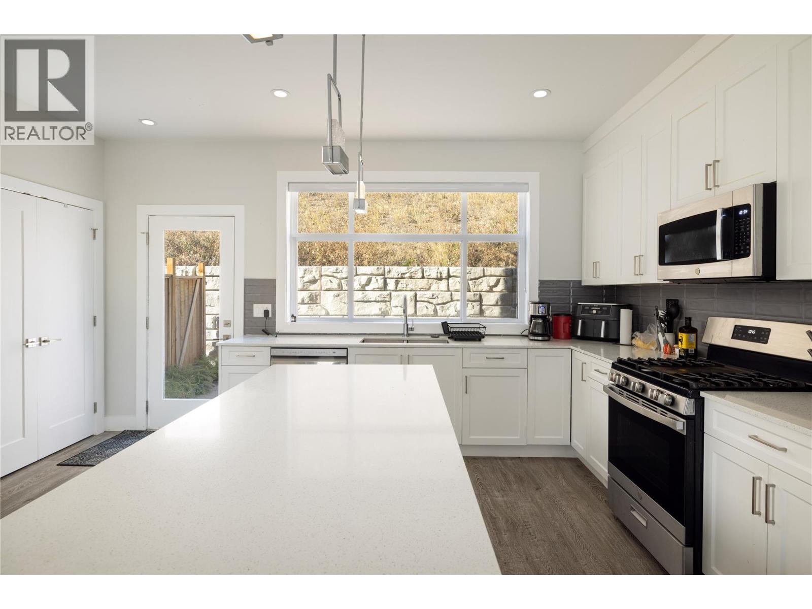 Picture for Unit #16, 1136 Black Mountain  Drive https://www.cirrealty.ca/reb/bc/8/10365298_13.jpg
