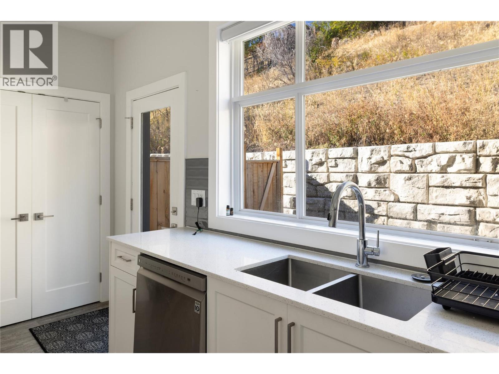 Picture for Unit #16, 1136 Black Mountain  Drive https://www.cirrealty.ca/reb/bc/8/10365298_14.jpg