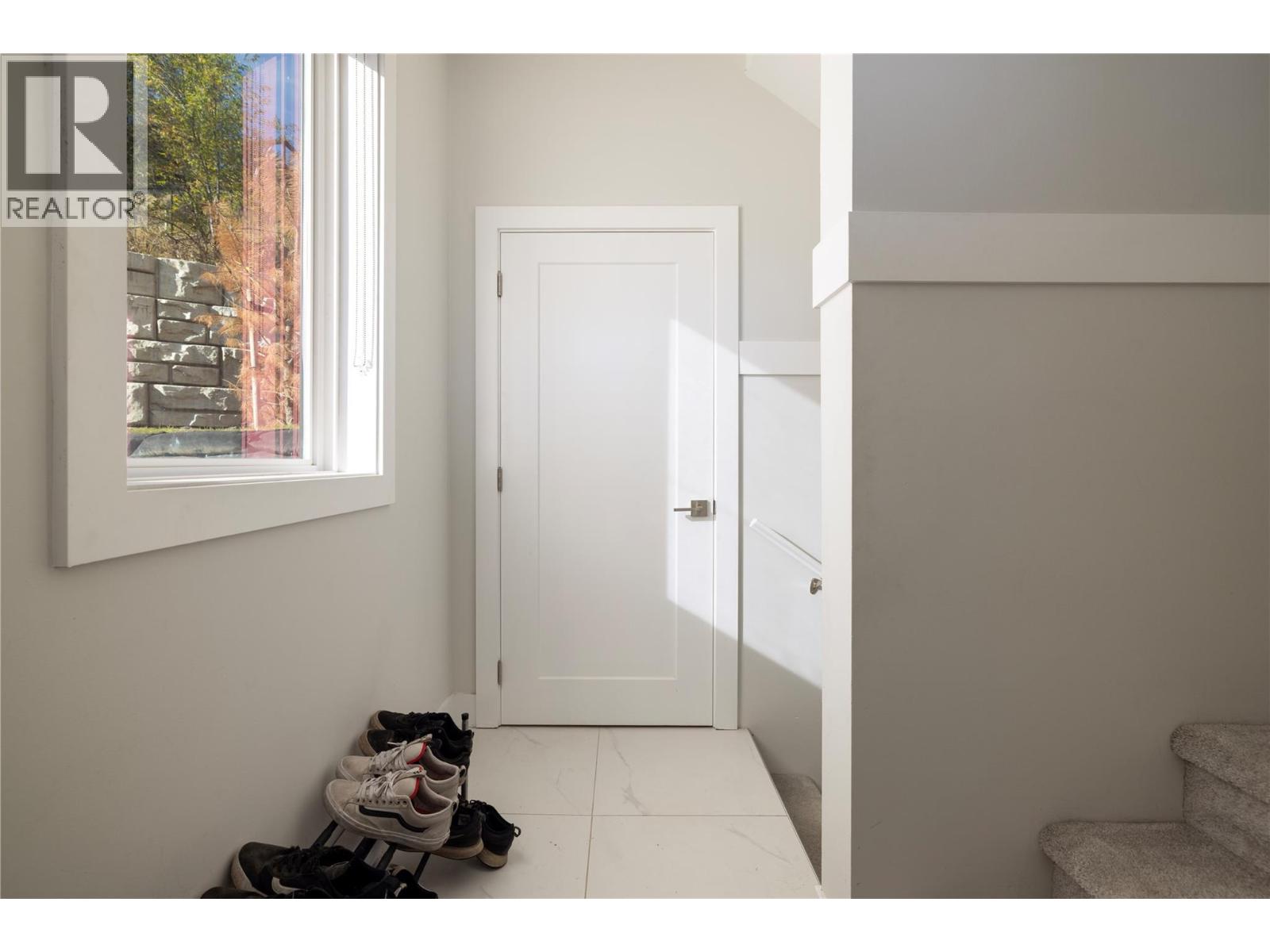 Picture for Unit #16, 1136 Black Mountain  Drive https://www.cirrealty.ca/reb/bc/8/10365298_3.jpg