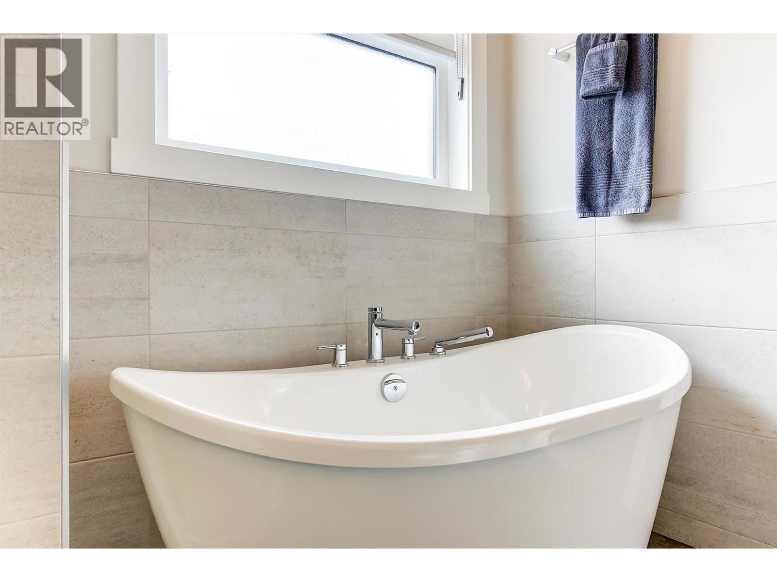 Picture for 1049 Loseth  Drive https://www.cirrealty.ca/reb/bc/8/10365628_32.jpg