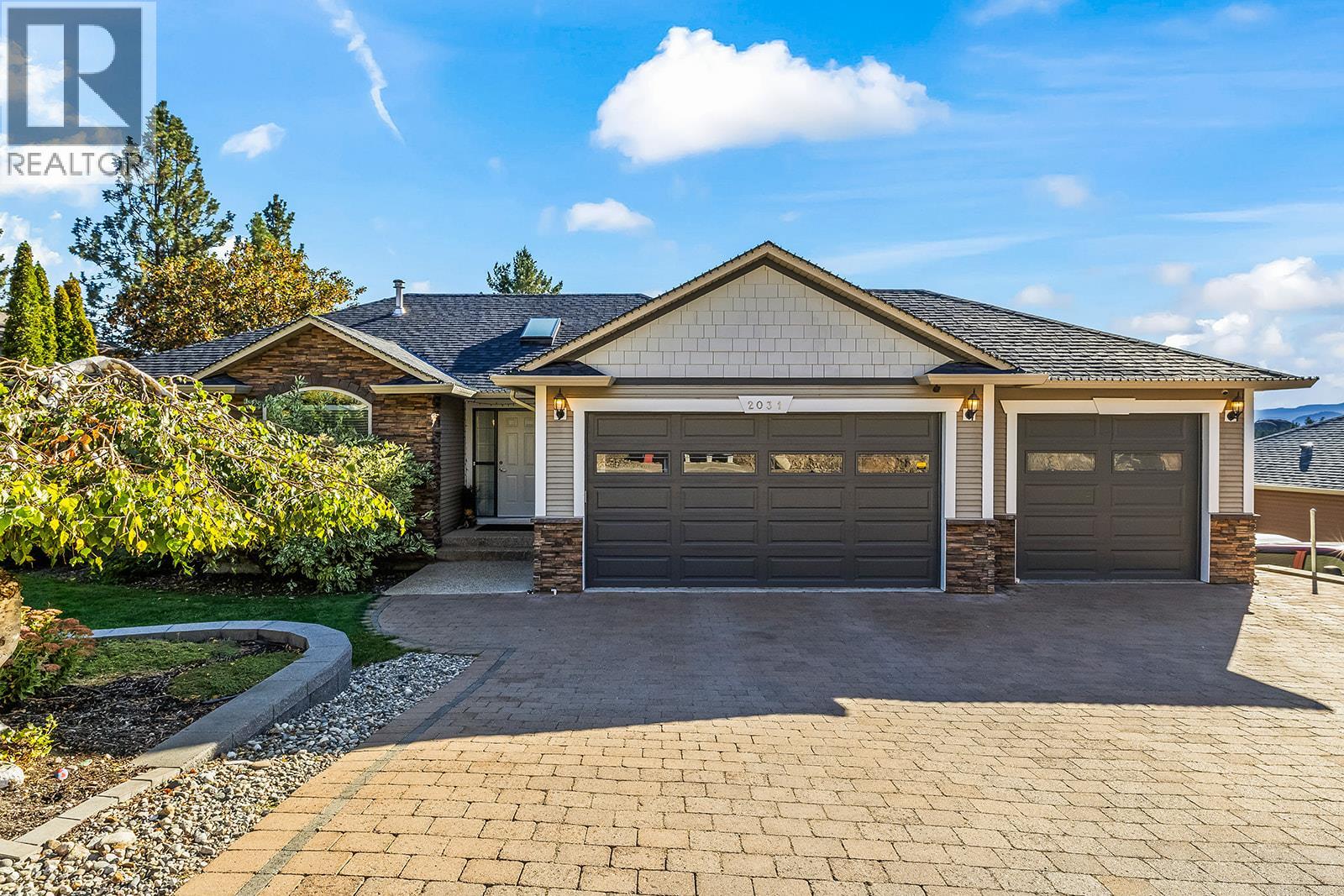 Picture for 2031 Rosealee  Lane https://www.cirrealty.ca/reb/bc/8/10365678_2.jpg