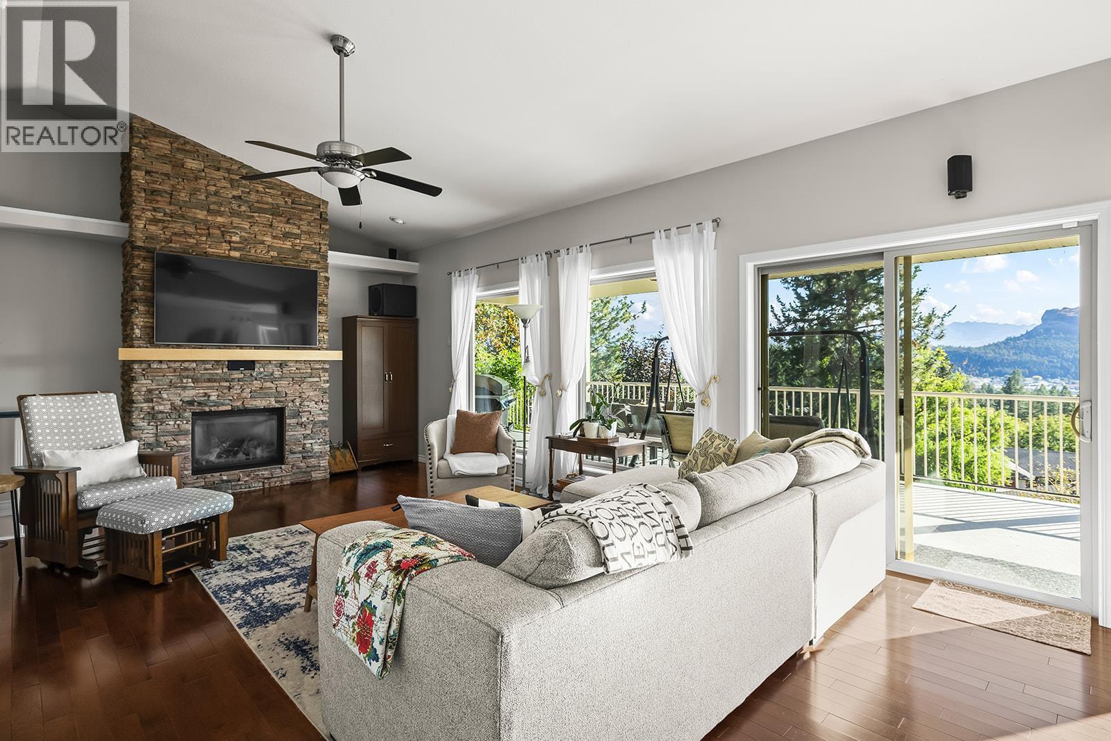 Picture for 2031 Rosealee  Lane https://www.cirrealty.ca/reb/bc/8/10365678_28.jpg