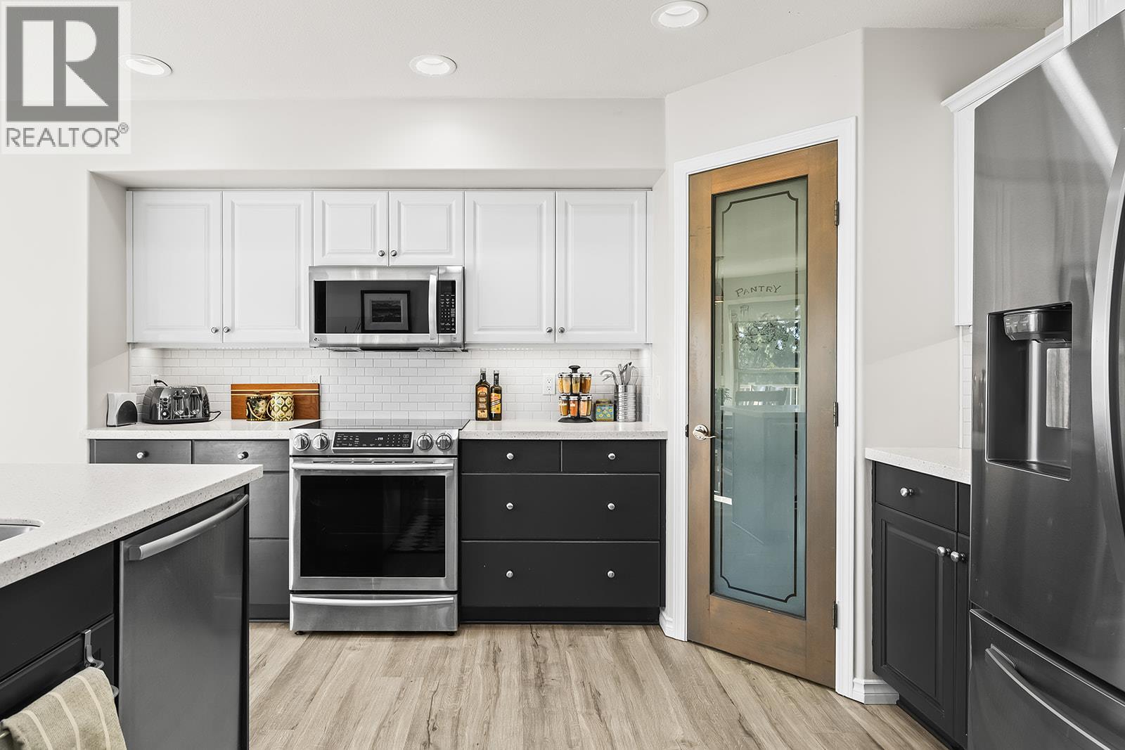 Picture for 2031 Rosealee  Lane https://www.cirrealty.ca/reb/bc/8/10365678_29.jpg