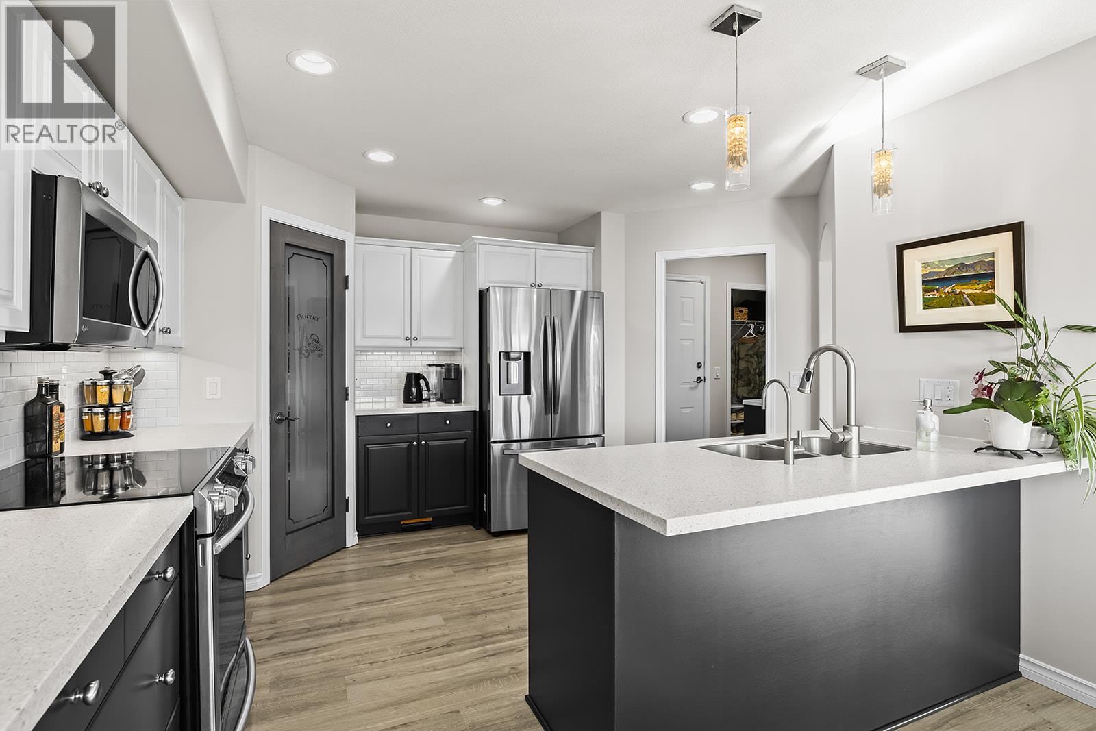 Picture for 2031 Rosealee  Lane https://www.cirrealty.ca/reb/bc/8/10365678_31.jpg