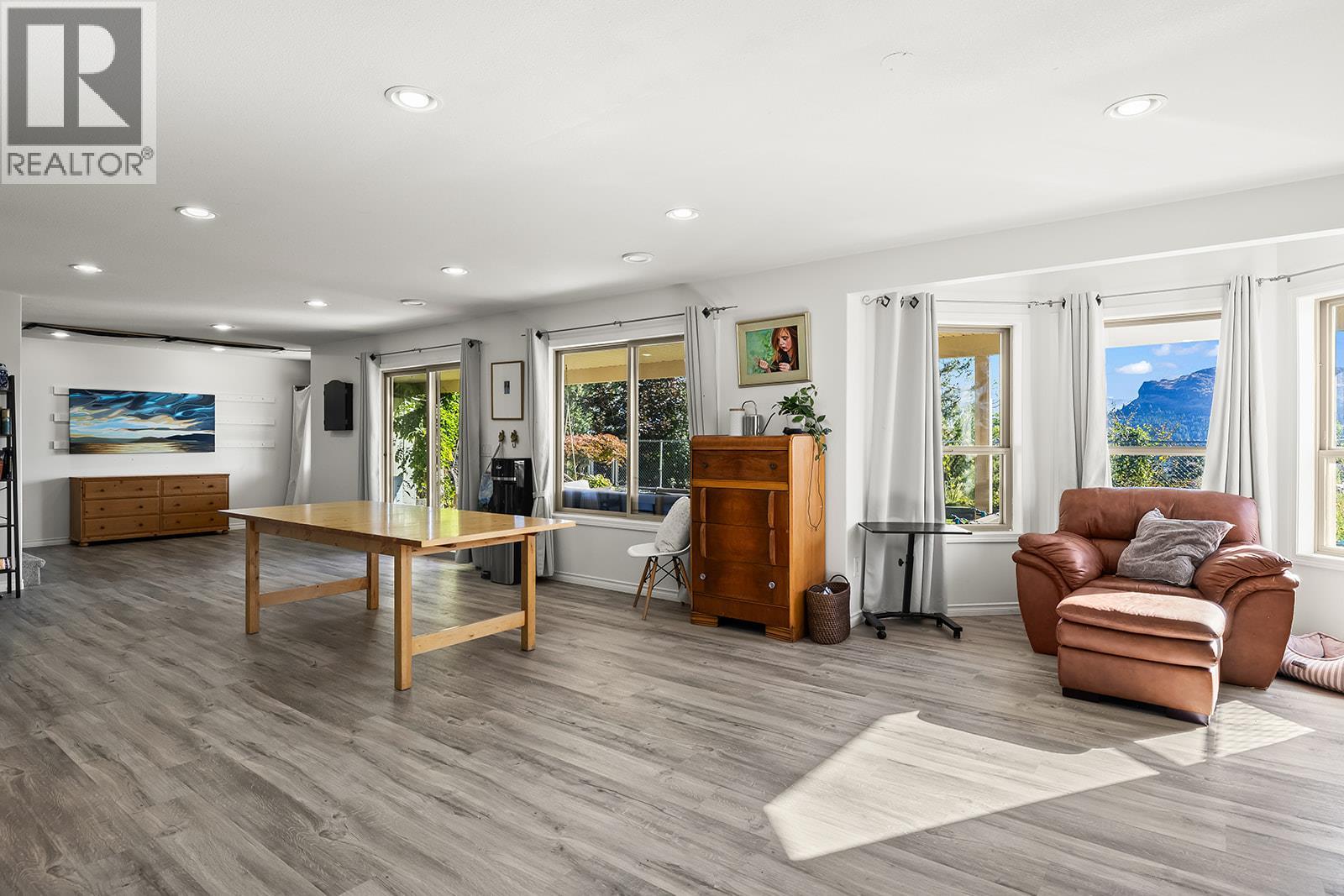 Picture for 2031 Rosealee  Lane https://www.cirrealty.ca/reb/bc/8/10365678_57.jpg