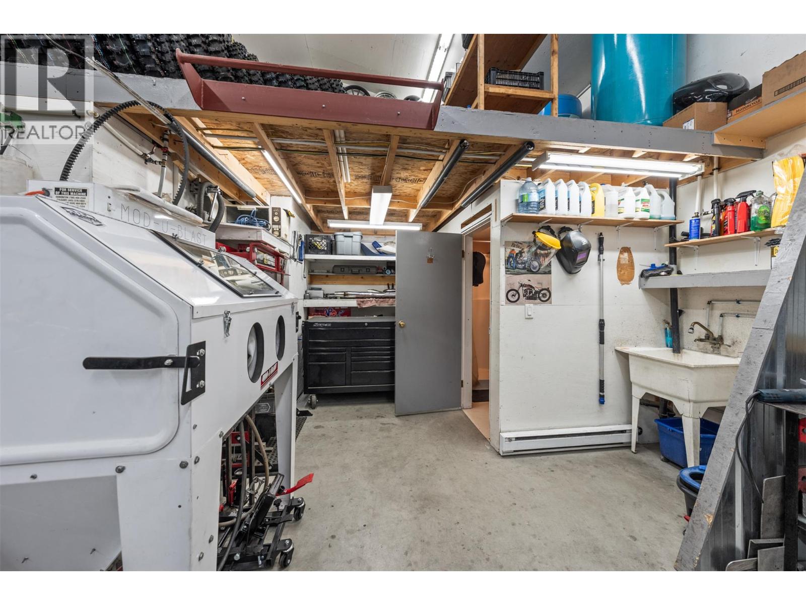 Picture for 3588 Spiers  Road https://www.cirrealty.ca/reb/bc/8/10366238_35.jpg