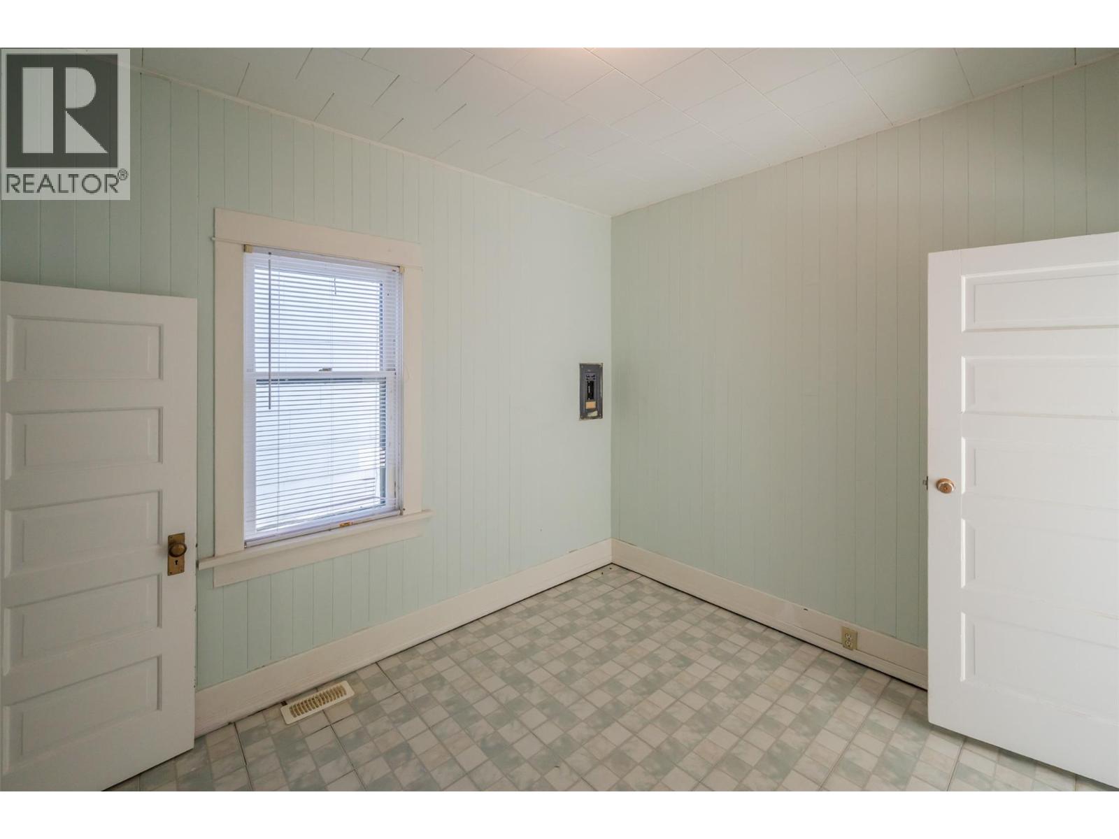 Picture for 363 Nanaimo  AvenueW https://www.cirrealty.ca/reb/bc/8/10366318_10.jpg