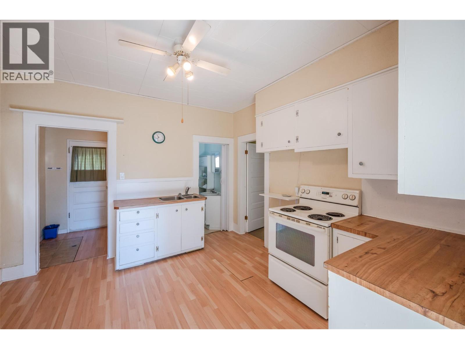 Picture for 363 Nanaimo  AvenueW https://www.cirrealty.ca/reb/bc/8/10366318_11.jpg