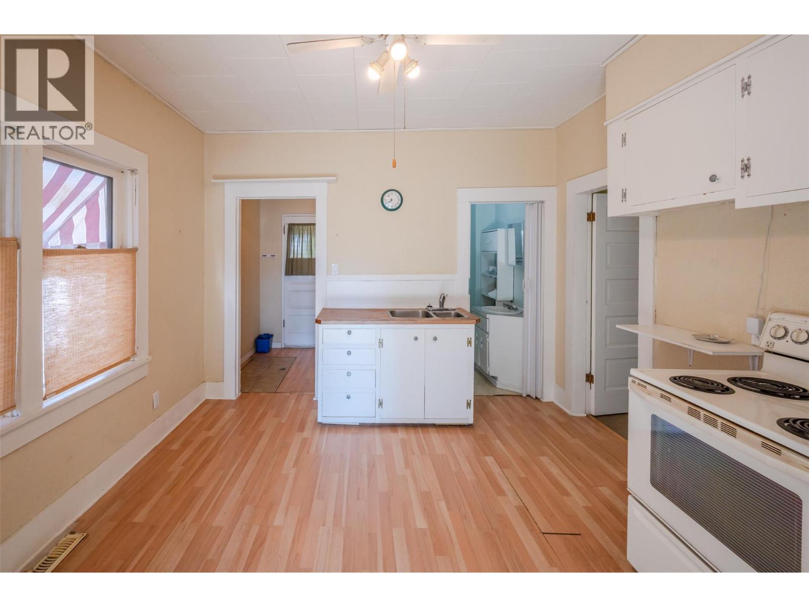 Picture for 363 Nanaimo  AvenueW https://www.cirrealty.ca/reb/bc/8/10366318_12.jpg