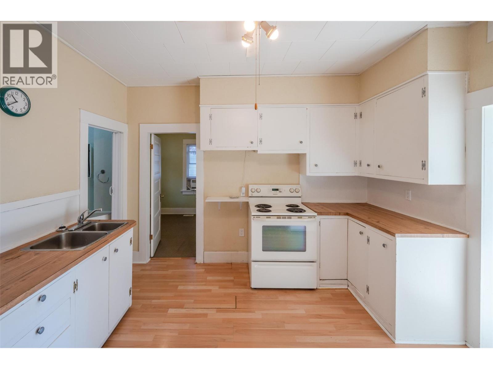Picture for 363 Nanaimo  AvenueW https://www.cirrealty.ca/reb/bc/8/10366318_13.jpg