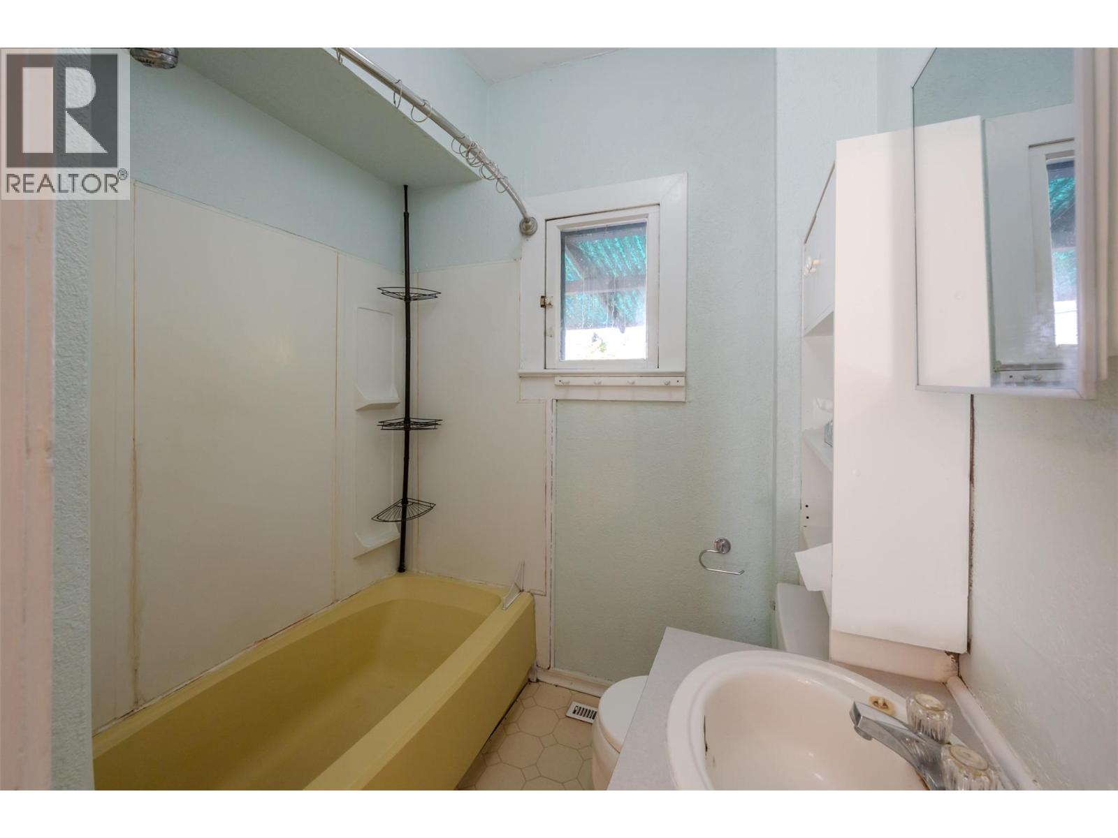 Picture for 363 Nanaimo  AvenueW https://www.cirrealty.ca/reb/bc/8/10366318_16.jpg