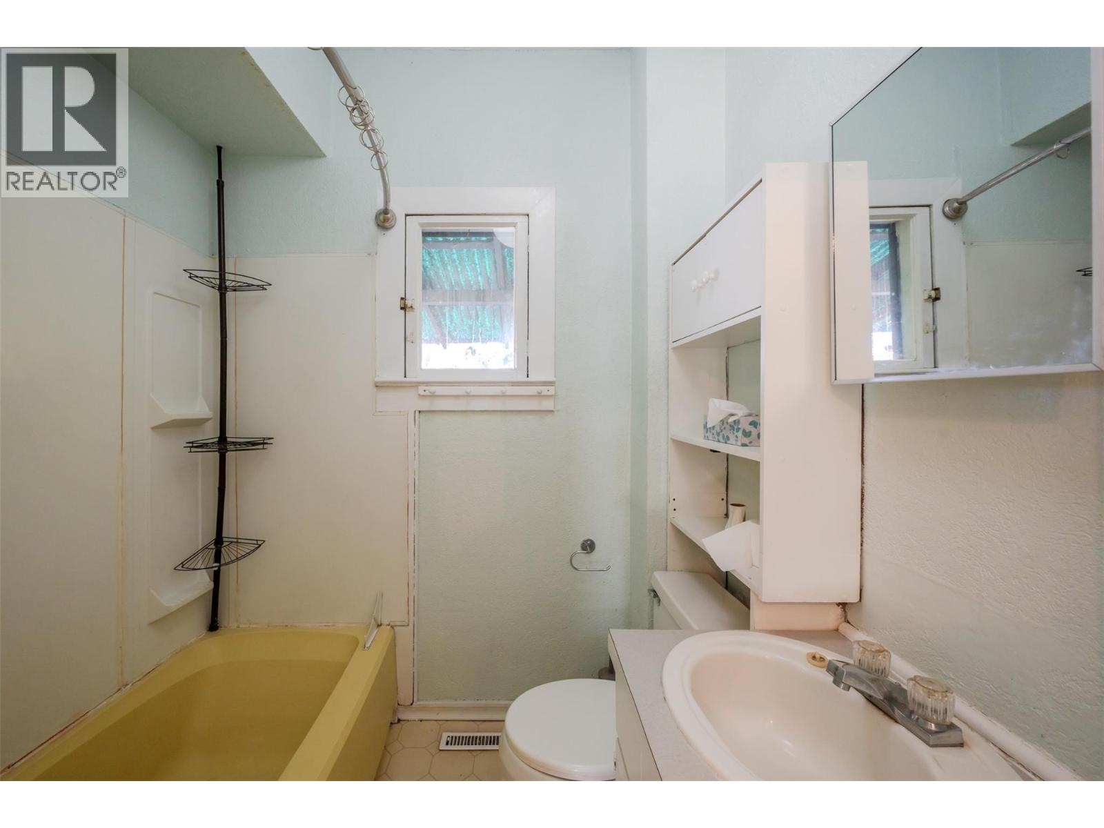 Picture for 363 Nanaimo  AvenueW https://www.cirrealty.ca/reb/bc/8/10366318_17.jpg