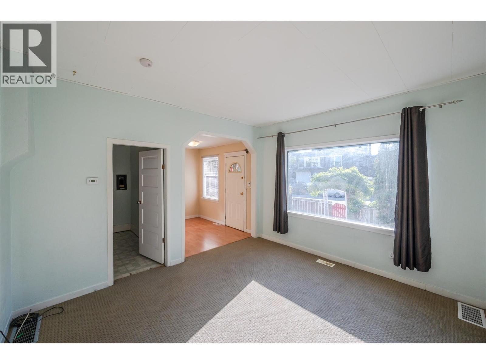 Picture for 363 Nanaimo  AvenueW https://www.cirrealty.ca/reb/bc/8/10366318_3.jpg
