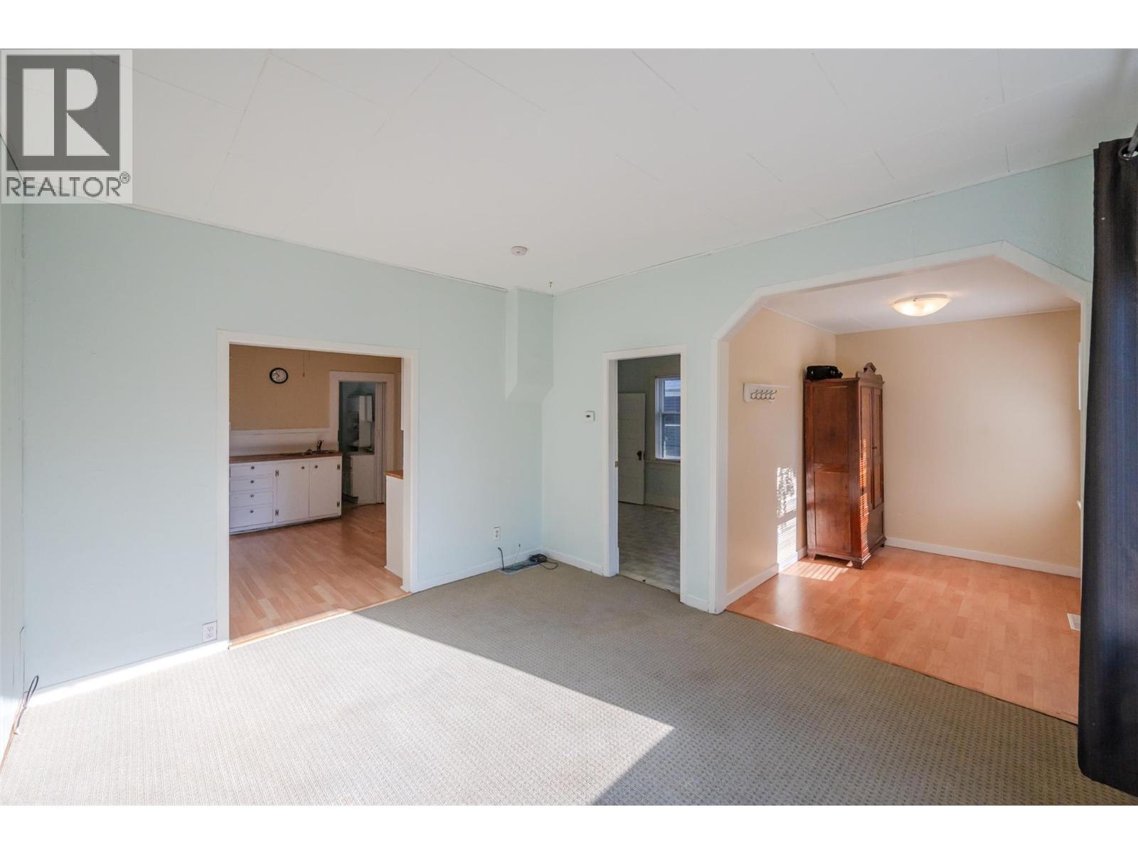 Picture for 363 Nanaimo  AvenueW https://www.cirrealty.ca/reb/bc/8/10366318_4.jpg