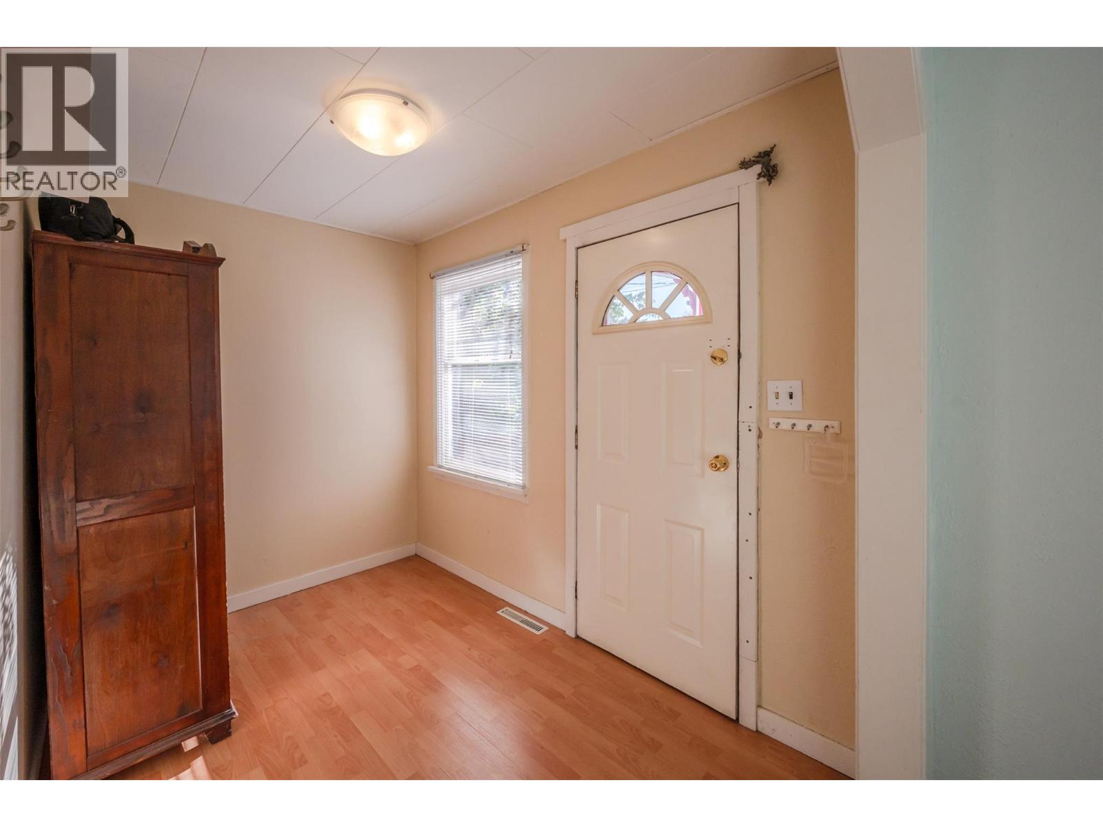 Picture for 363 Nanaimo  AvenueW https://www.cirrealty.ca/reb/bc/8/10366318_6.jpg