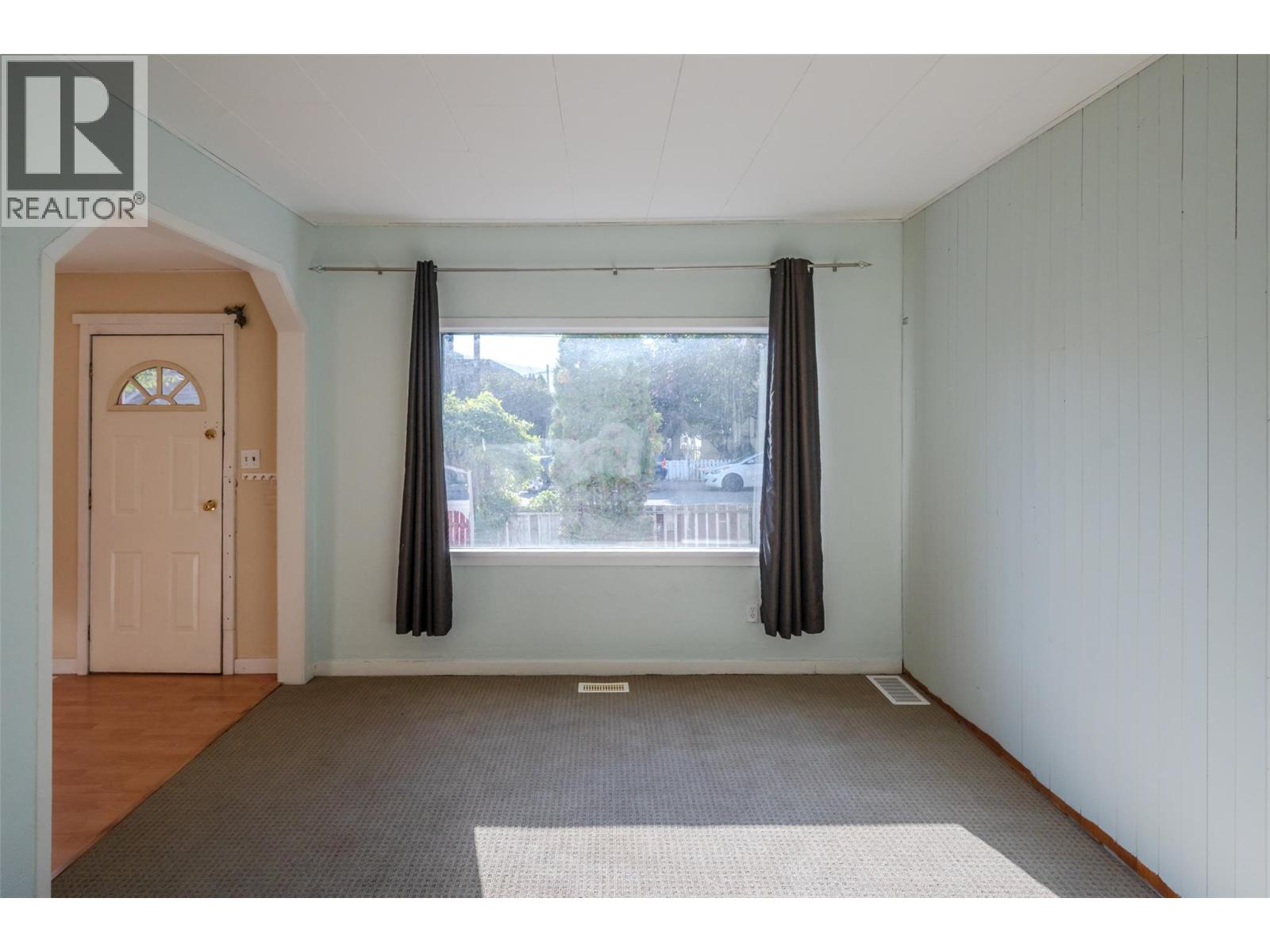 Picture for 363 Nanaimo  AvenueW https://www.cirrealty.ca/reb/bc/8/10366318_7.jpg