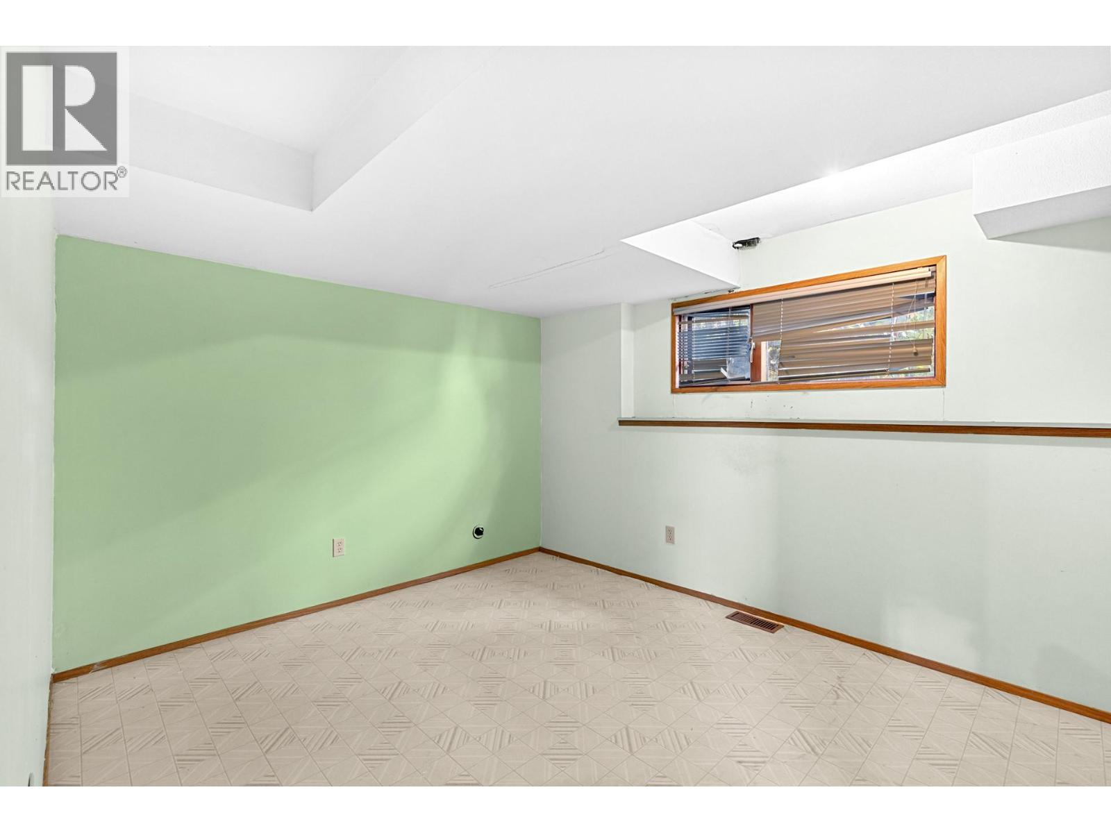 Picture for 320 Moubray  Road https://www.cirrealty.ca/reb/bc/8/10366608_10.jpg