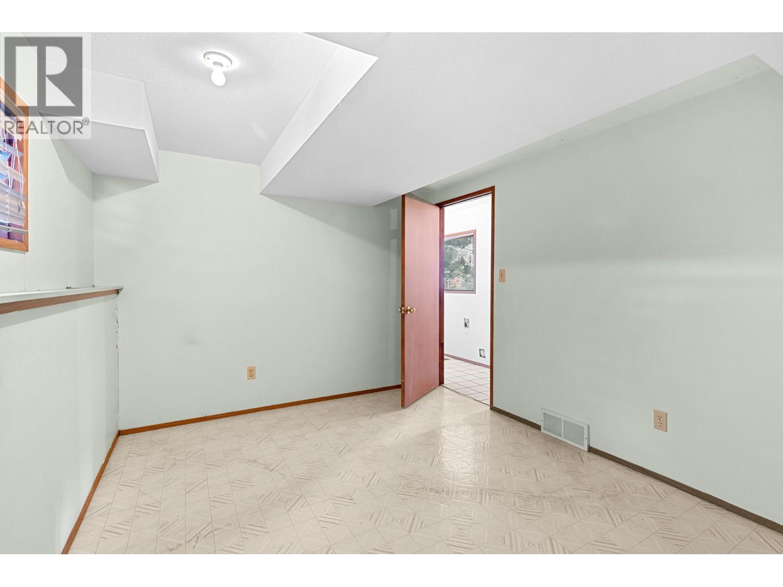 Picture for 320 Moubray  Road https://www.cirrealty.ca/reb/bc/8/10366608_11.jpg