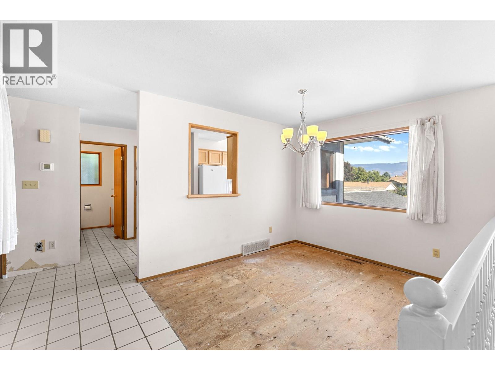 Picture for 320 Moubray  Road https://www.cirrealty.ca/reb/bc/8/10366608_13.jpg