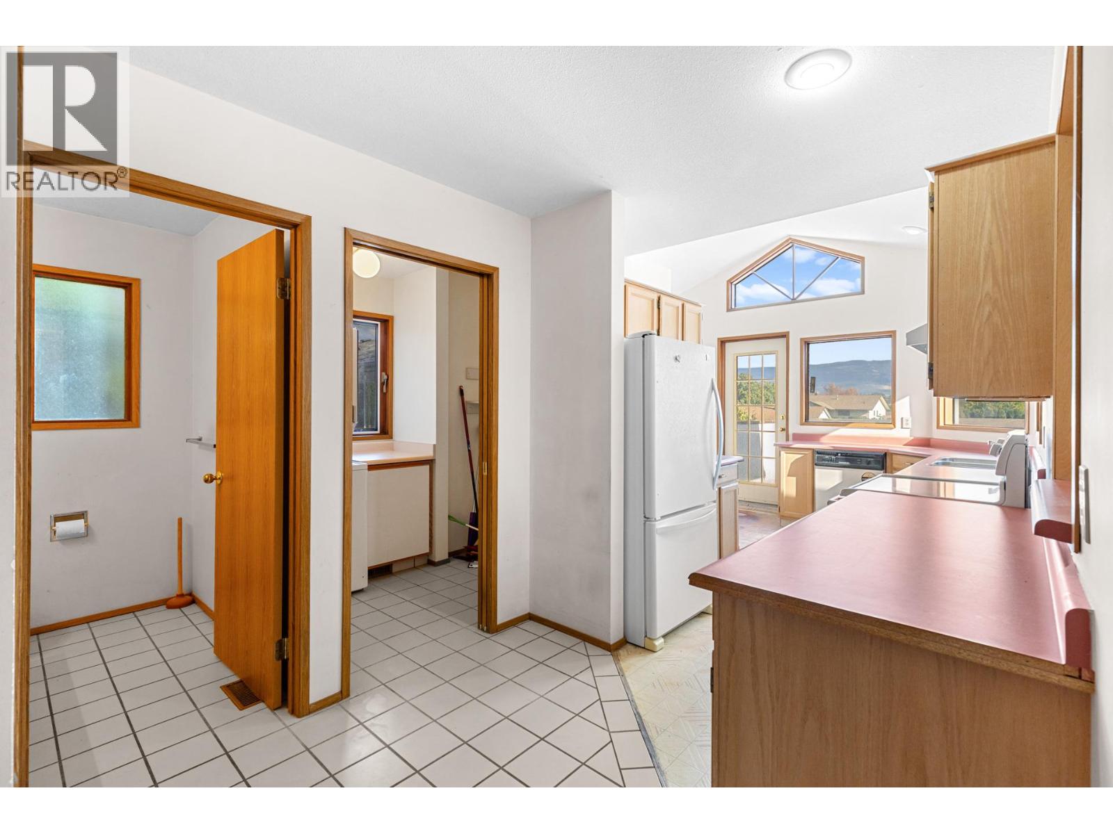 Picture for 320 Moubray  Road https://www.cirrealty.ca/reb/bc/8/10366608_22.jpg