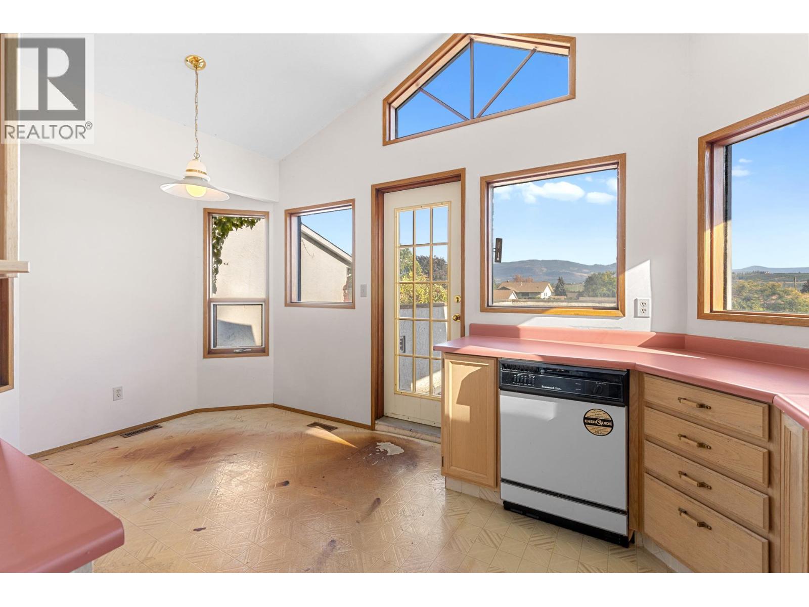 Picture for 320 Moubray  Road https://www.cirrealty.ca/reb/bc/8/10366608_29.jpg