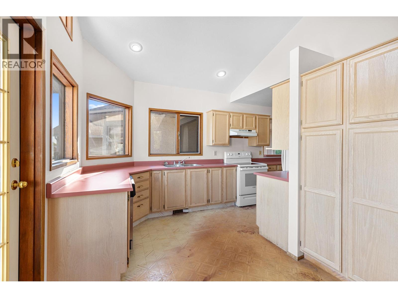 Picture for 320 Moubray  Road https://www.cirrealty.ca/reb/bc/8/10366608_30.jpg