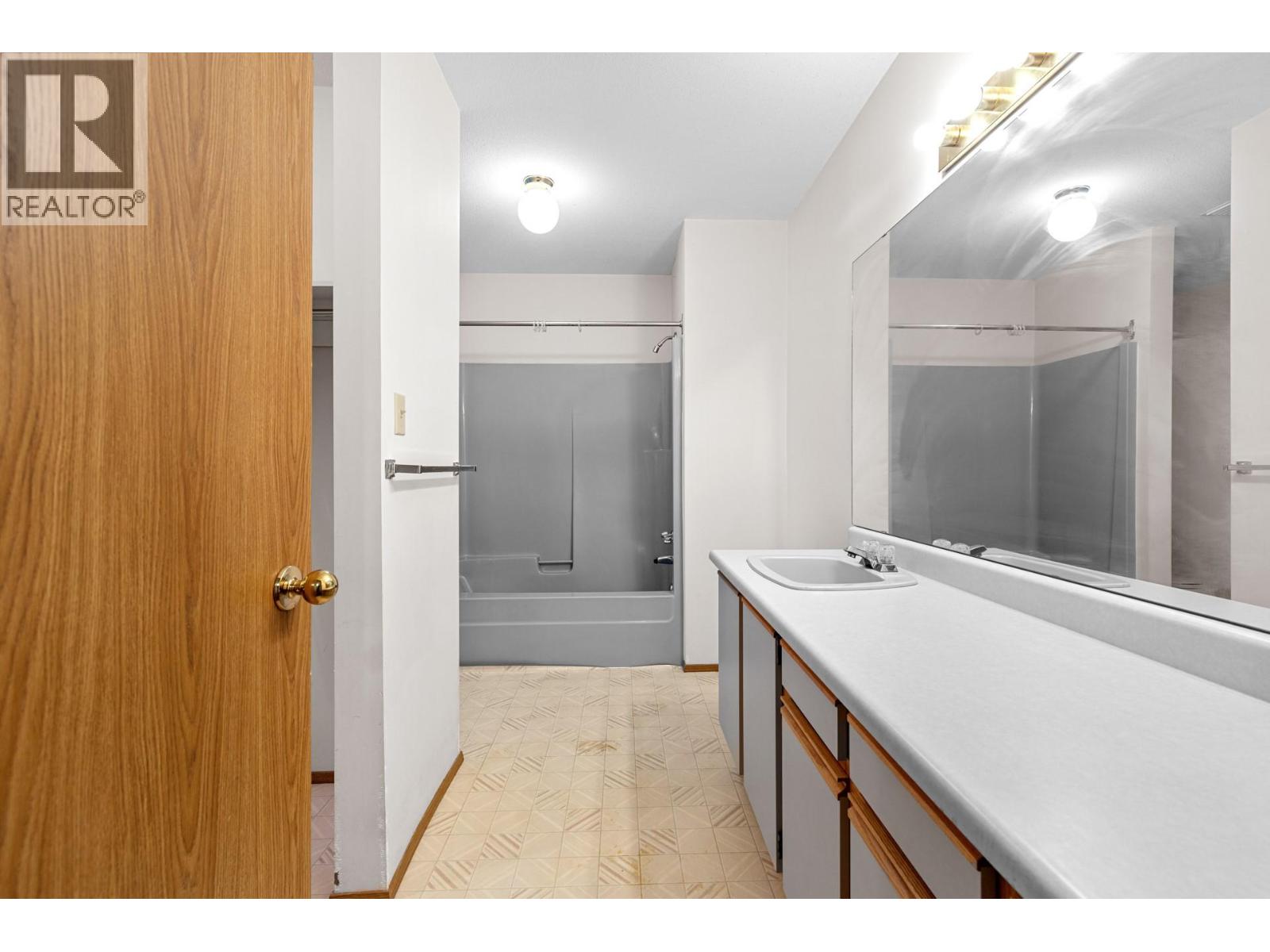 Picture for 320 Moubray  Road https://www.cirrealty.ca/reb/bc/8/10366608_40.jpg