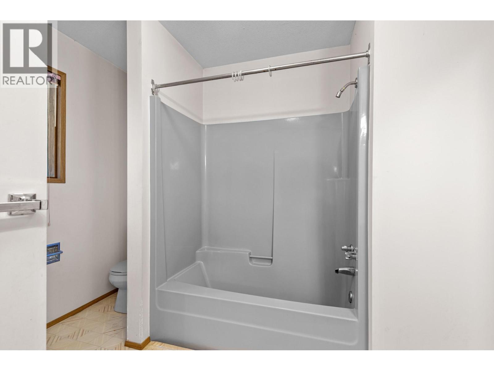 Picture for 320 Moubray  Road https://www.cirrealty.ca/reb/bc/8/10366608_43.jpg