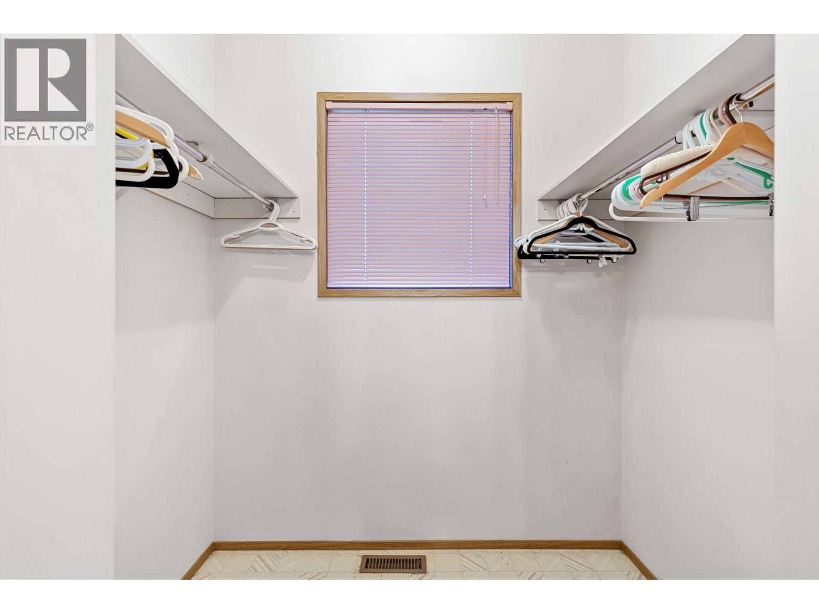 Picture for 320 Moubray  Road https://www.cirrealty.ca/reb/bc/8/10366608_44.jpg