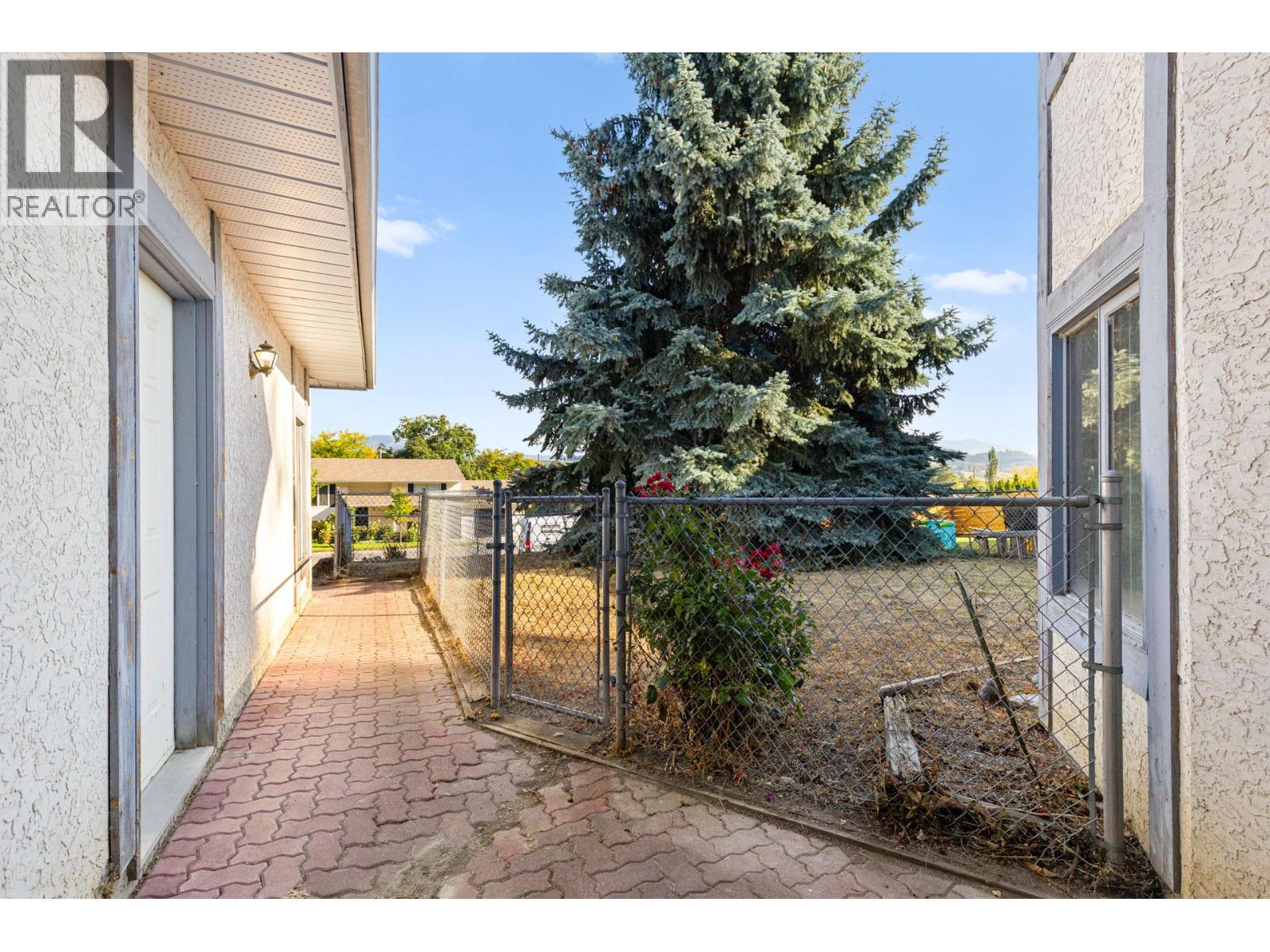 Picture for 320 Moubray  Road https://www.cirrealty.ca/reb/bc/8/10366608_46.jpg