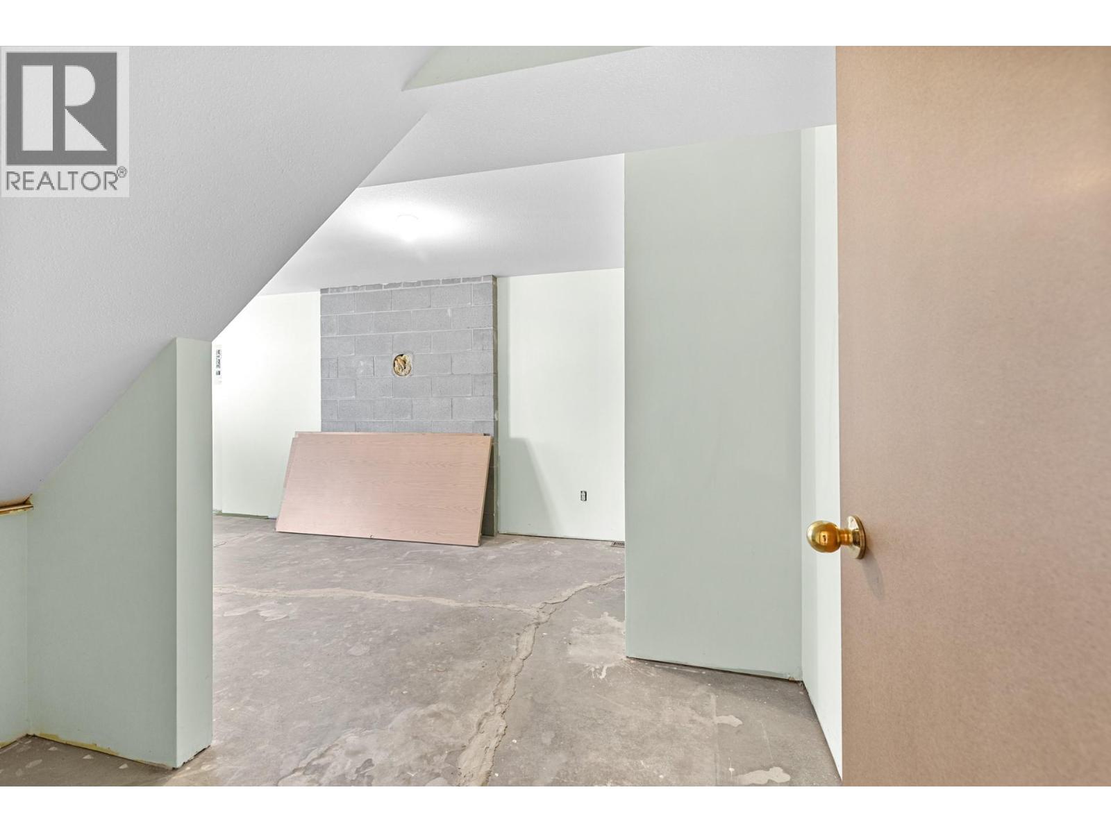 Picture for 320 Moubray  Road https://www.cirrealty.ca/reb/bc/8/10366608_7.jpg