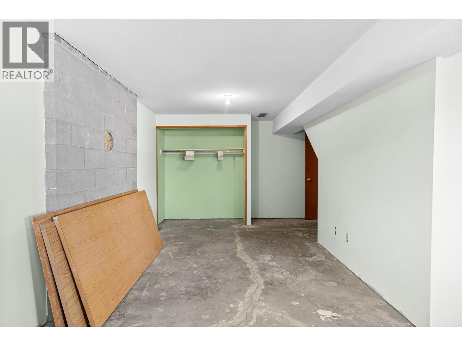 Picture for 320 Moubray  Road https://www.cirrealty.ca/reb/bc/8/10366608_8.jpg