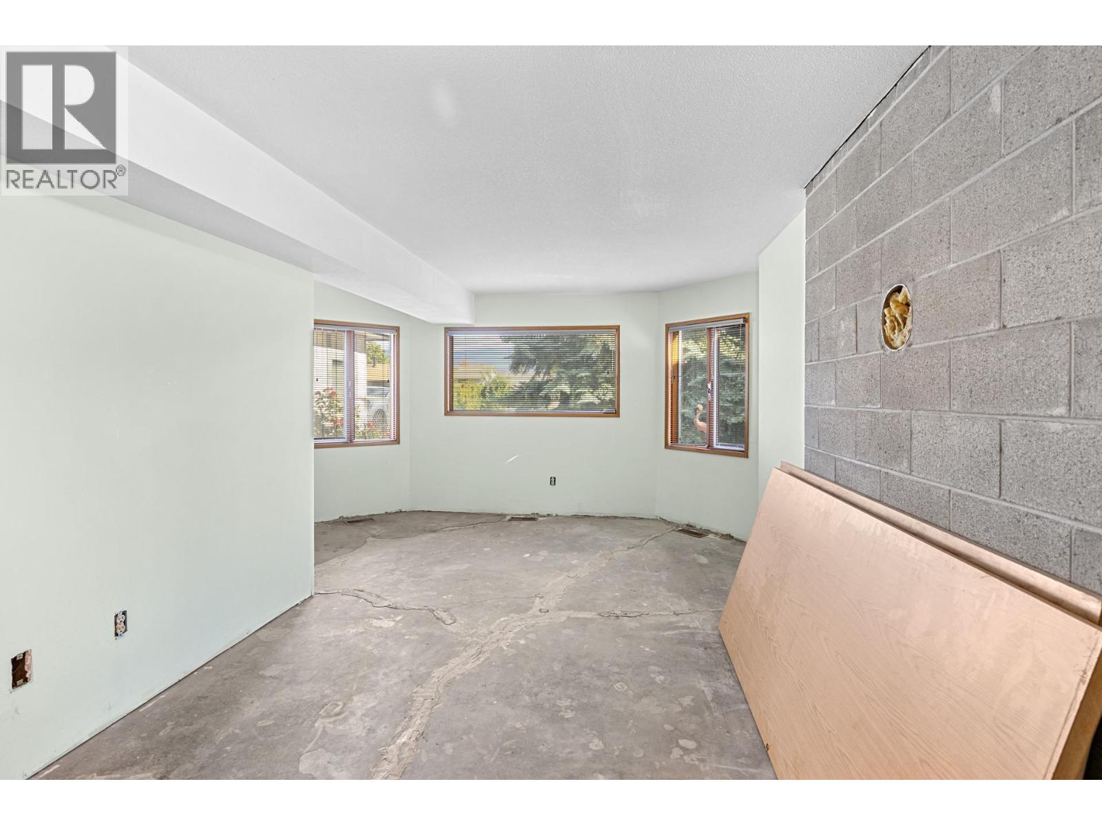 Picture for 320 Moubray  Road https://www.cirrealty.ca/reb/bc/8/10366608_9.jpg