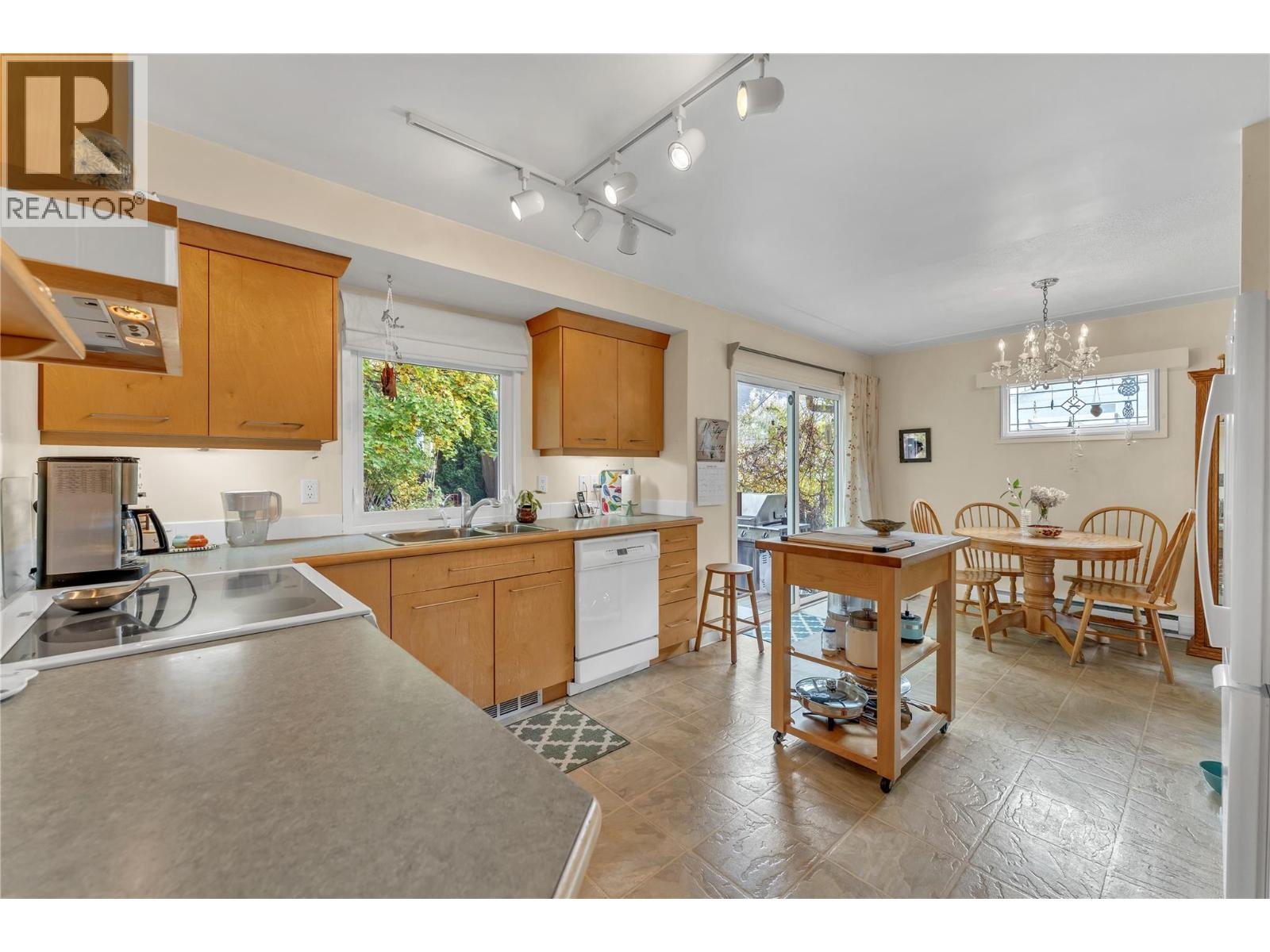 Picture for 956 Kilwinning  Street https://www.cirrealty.ca/reb/bc/8/10366698_10.jpg