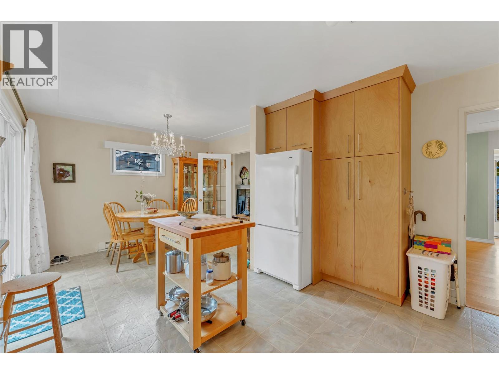 Picture for 956 Kilwinning  Street https://www.cirrealty.ca/reb/bc/8/10366698_11.jpg