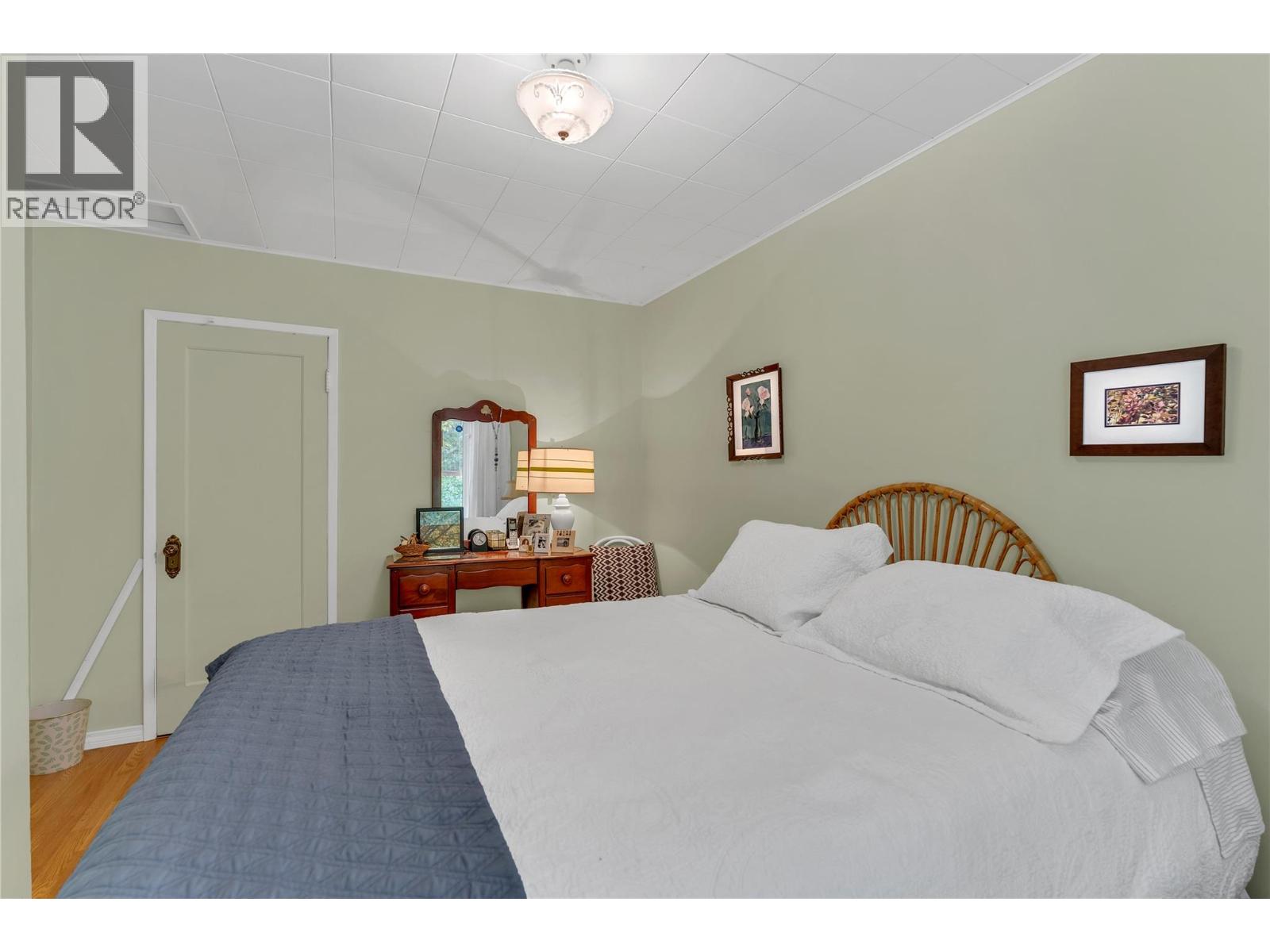 Picture for 956 Kilwinning  Street https://www.cirrealty.ca/reb/bc/8/10366698_14.jpg