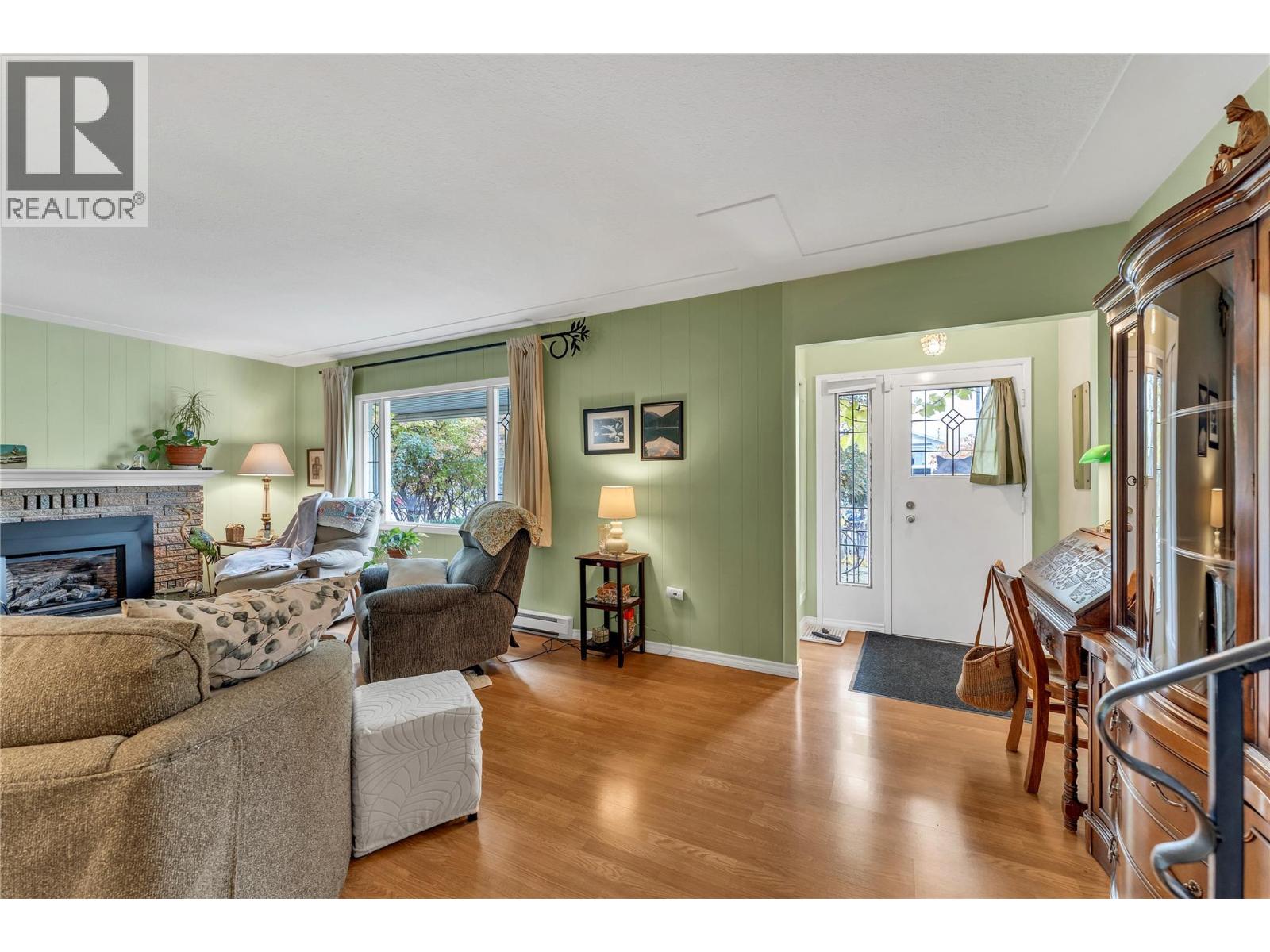 Picture for 956 Kilwinning  Street https://www.cirrealty.ca/reb/bc/8/10366698_2.jpg