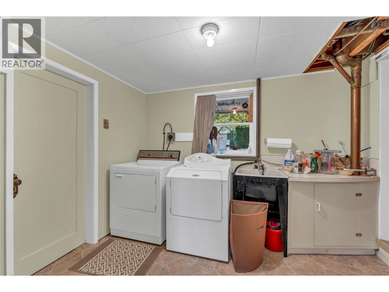 Picture for 956 Kilwinning  Street https://www.cirrealty.ca/reb/bc/8/10366698_20.jpg