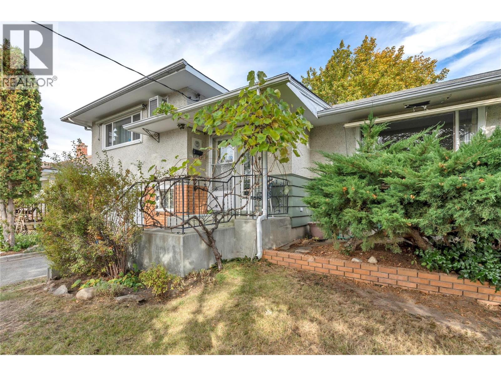Picture for 956 Kilwinning  Street https://www.cirrealty.ca/reb/bc/8/10366698_28.jpg