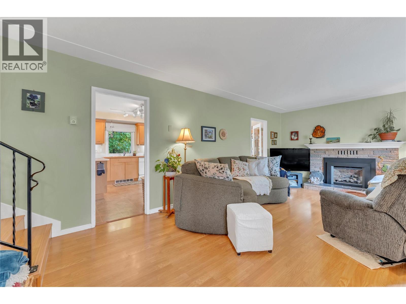 Picture for 956 Kilwinning  Street https://www.cirrealty.ca/reb/bc/8/10366698_3.jpg